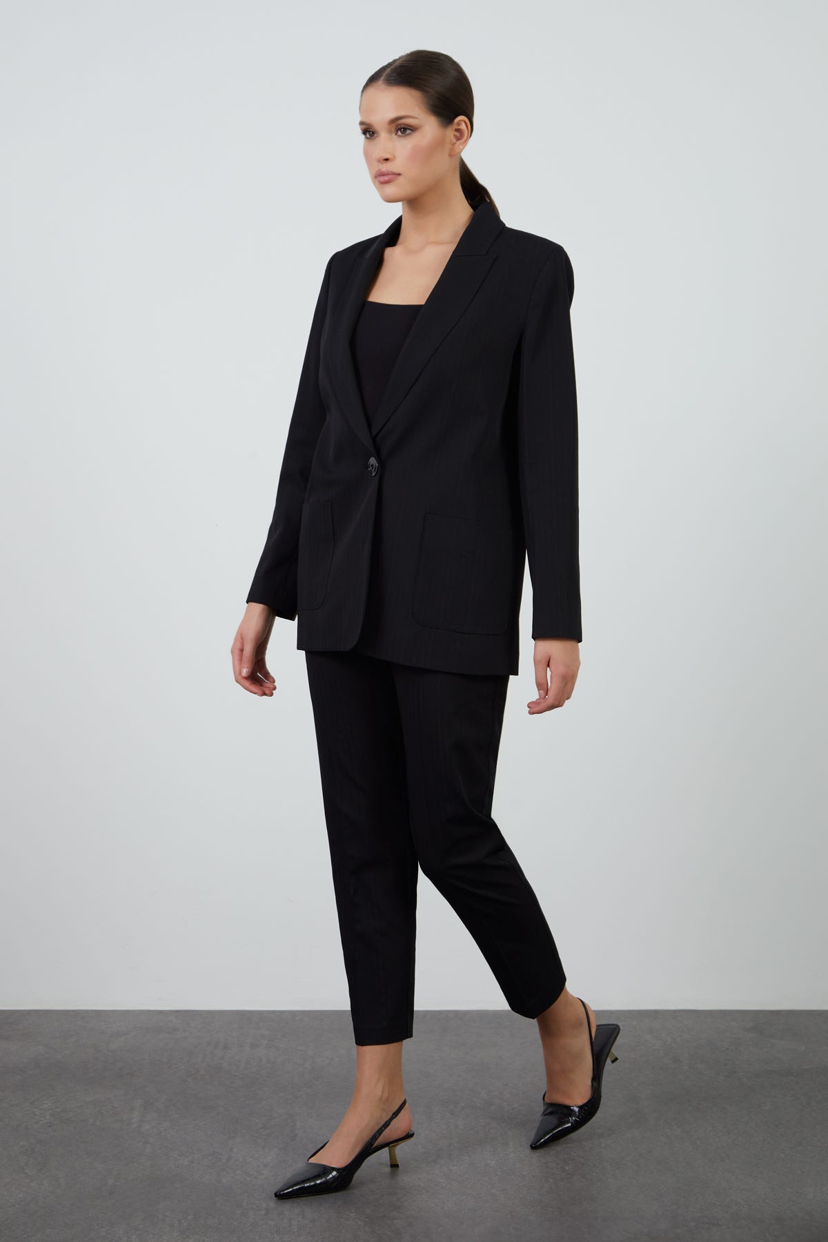 Beli Lastikli Havuç Pantolonlu Mono Kapamalı Takım