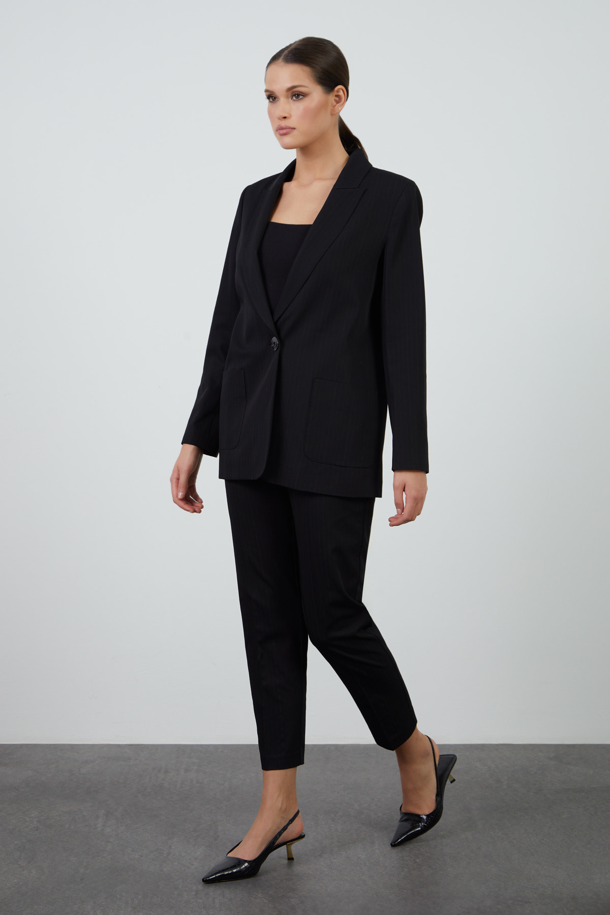 Beli Lastikli Havuç Pantolonlu Mono Kapamalı Takım