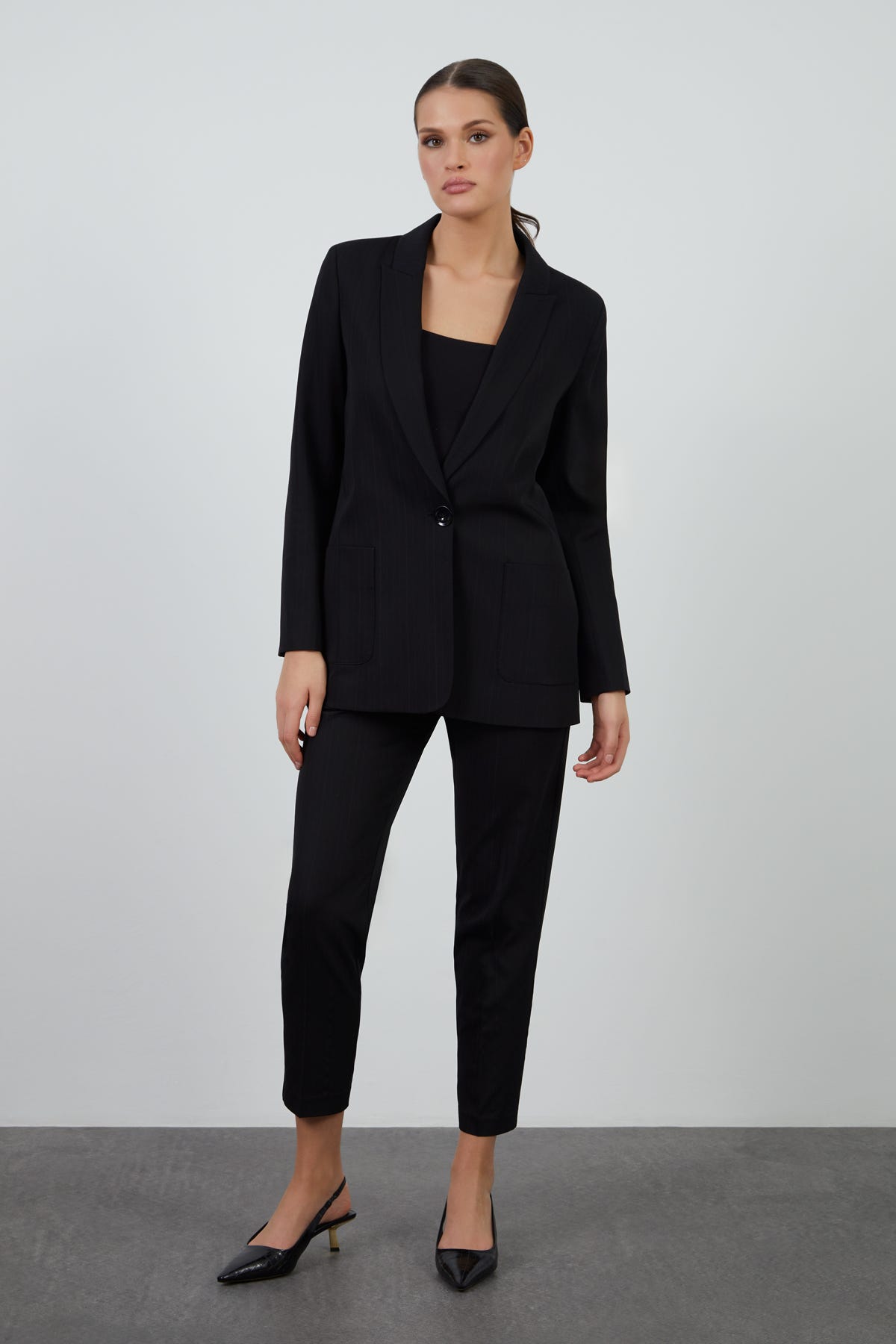 Beli Lastikli Havuç Pantolonlu Mono Kapamalı Takım