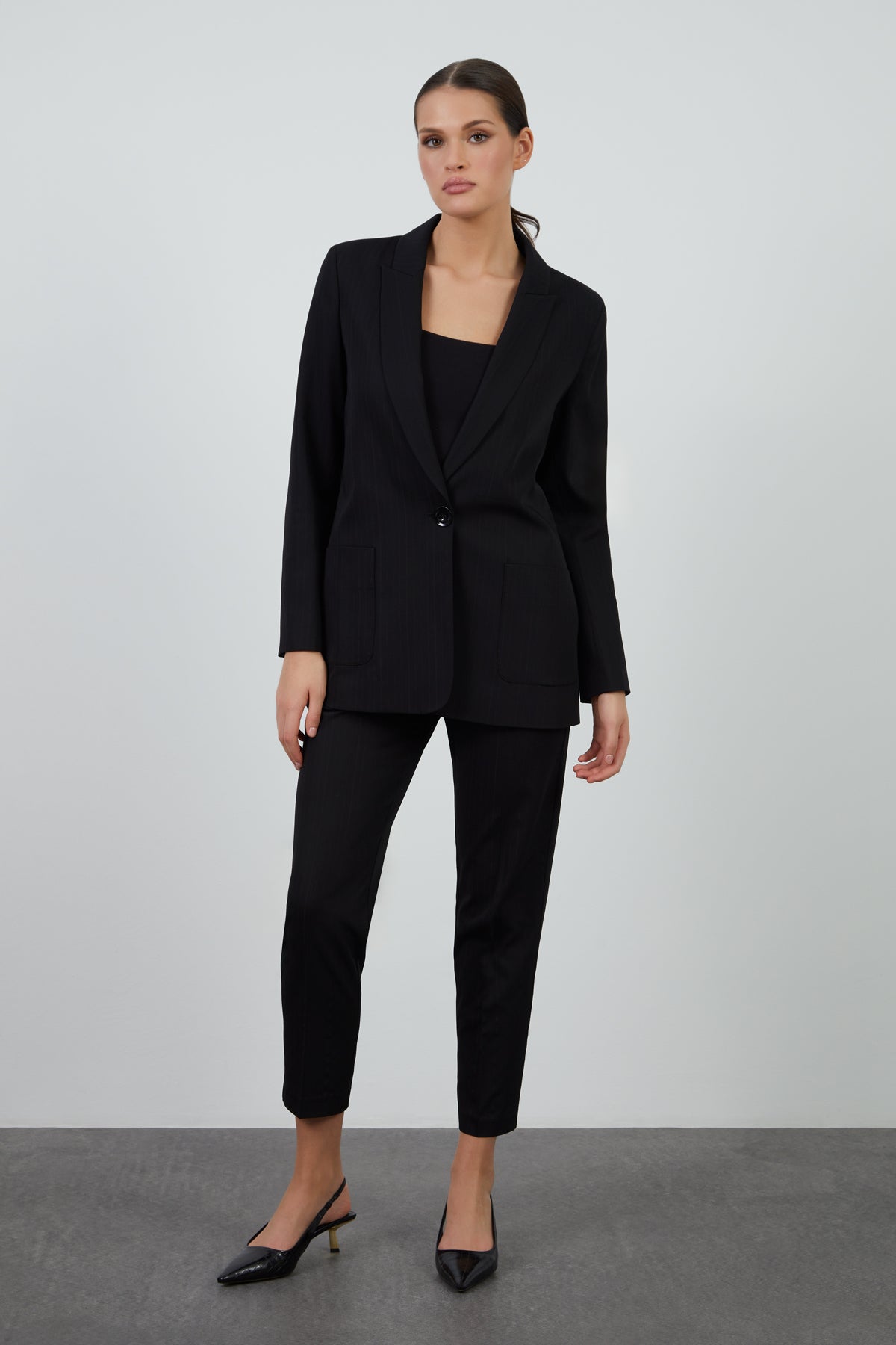 Beli Lastikli Havuç Pantolonlu Mono Kapamalı Takım