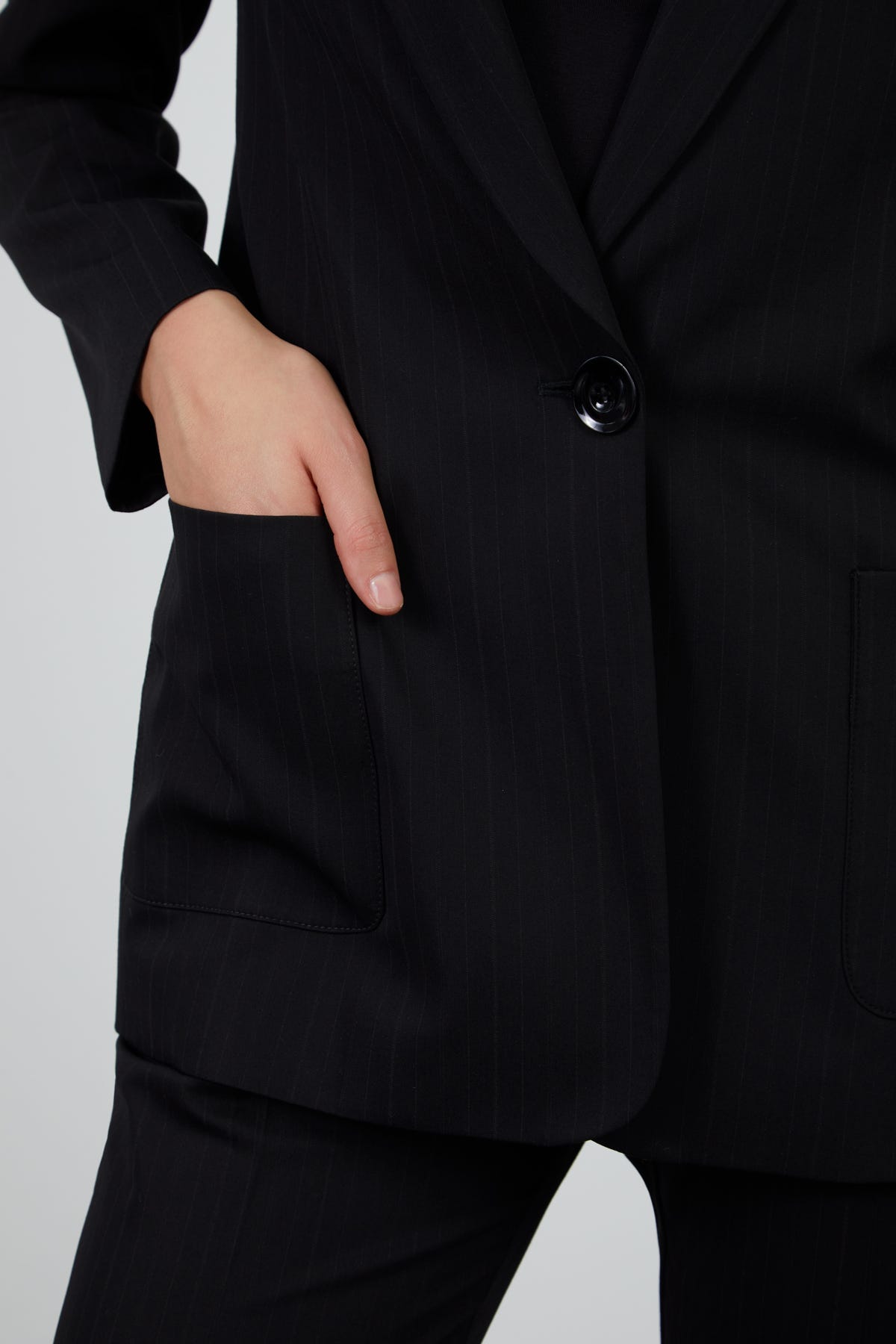 Beli Lastikli Havuç Pantolonlu Mono Kapamalı Takım