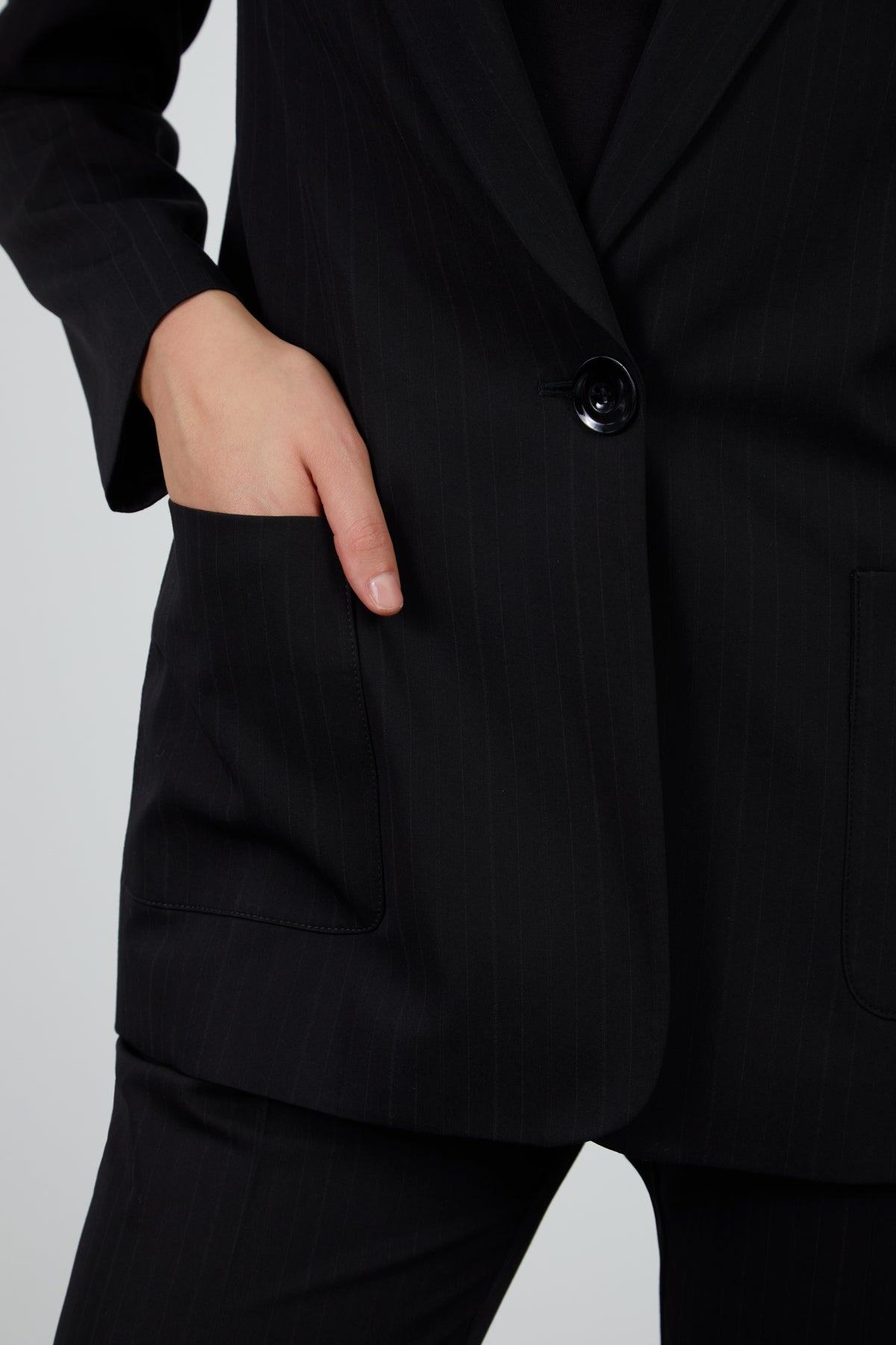 Beli Lastikli Havuç Pantolonlu Mono Kapamalı Takım