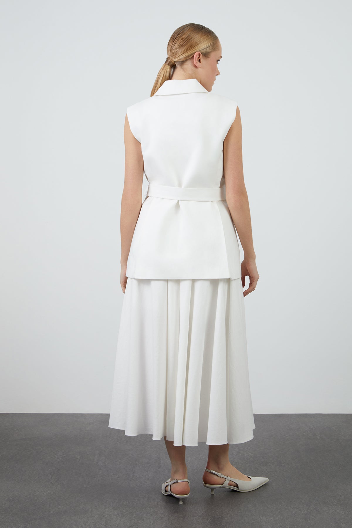 Kol Ucu Dantel Detaylı Seyyar Kuşaklı Yelek