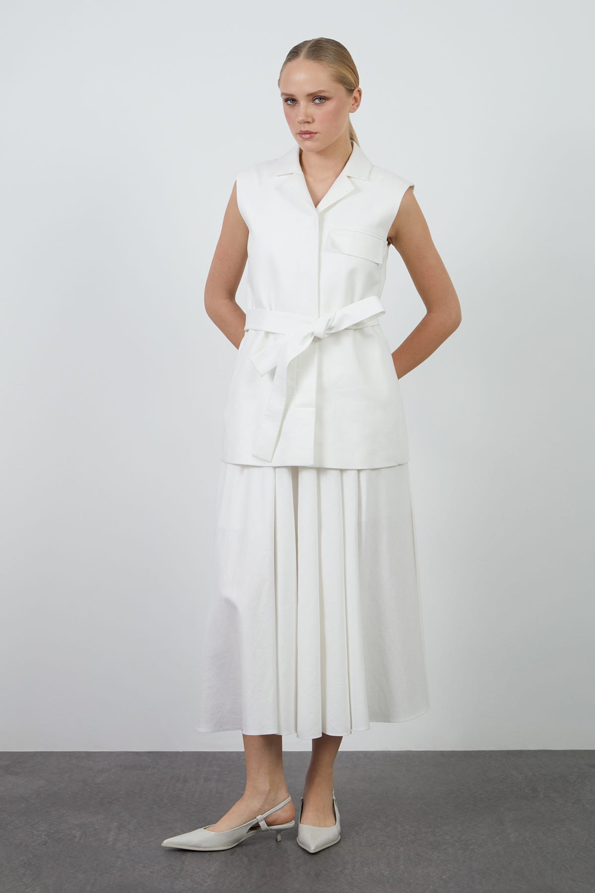 Kol Ucu Dantel Detaylı Seyyar Kuşaklı Yelek