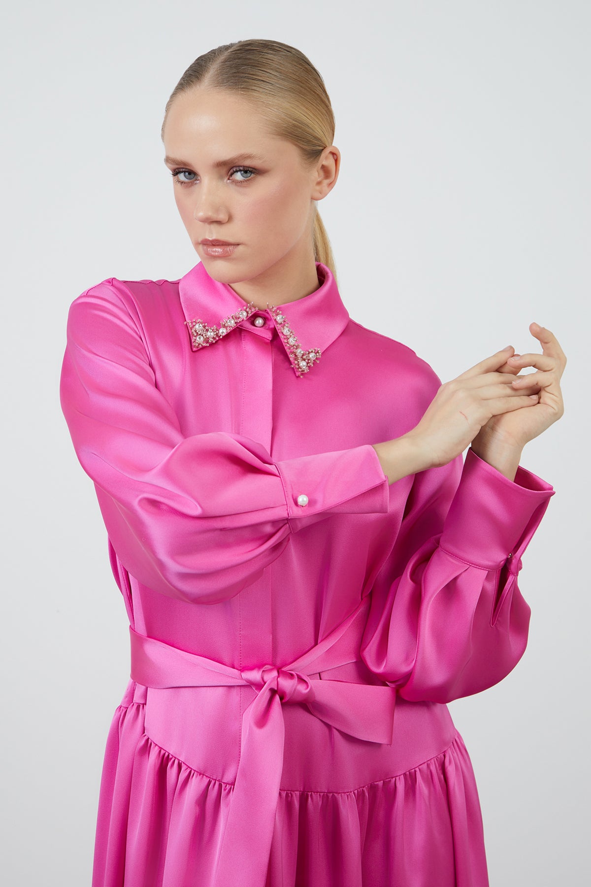 Yakası İşlemeli Kuşaklı Saten Abiye Uzun Elbise