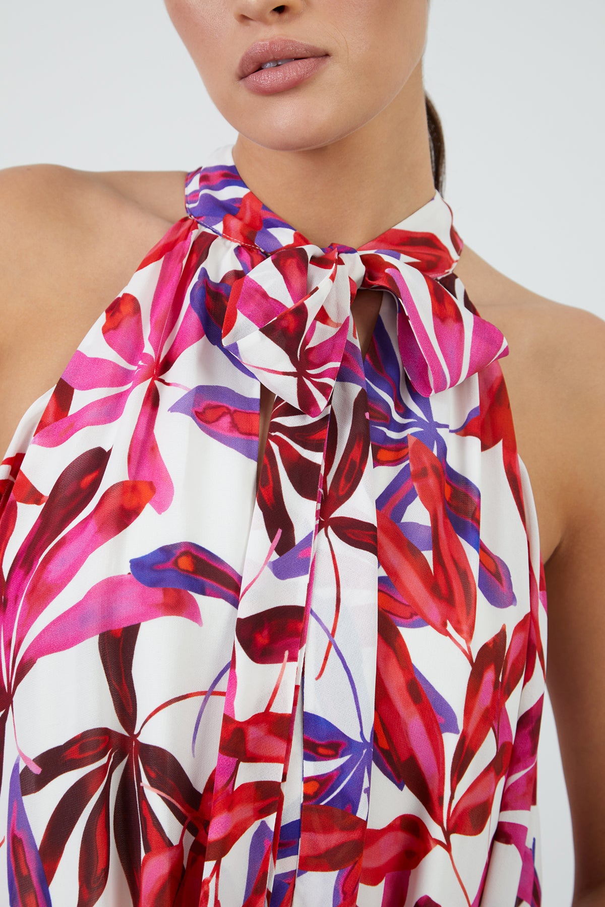 Boyundan Bağlamalı Desenli Midi Elbise