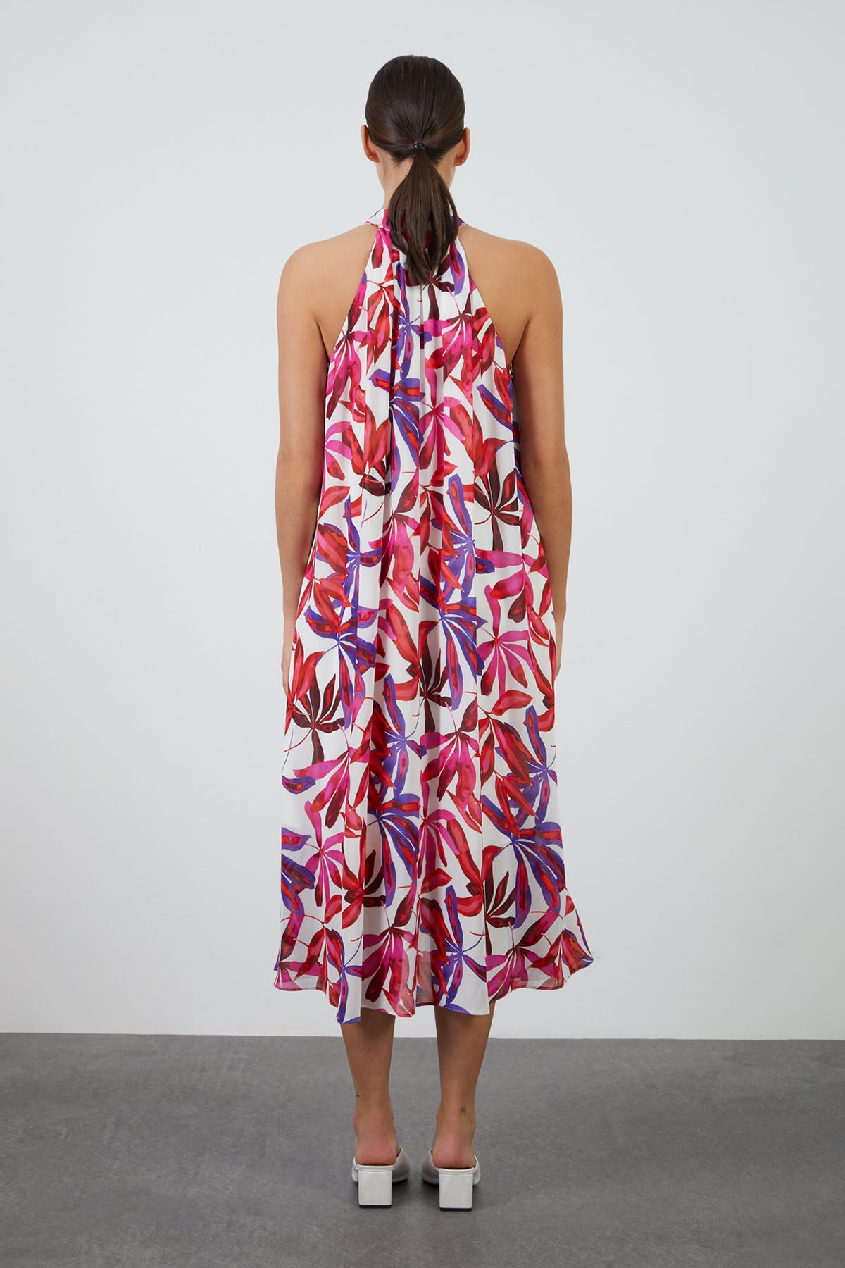 Boyundan Bağlamalı Desenli Midi Elbise