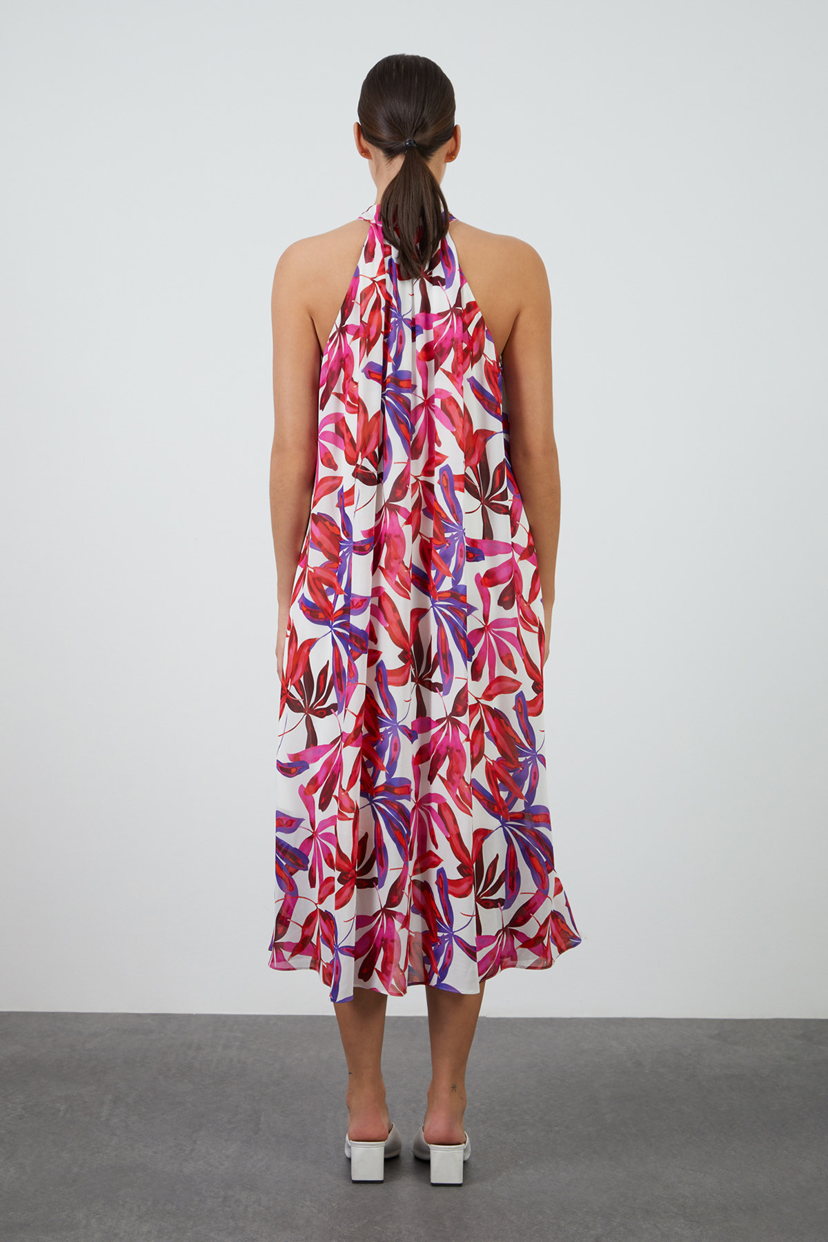 Boyundan Bağlamalı Desenli Midi Elbise