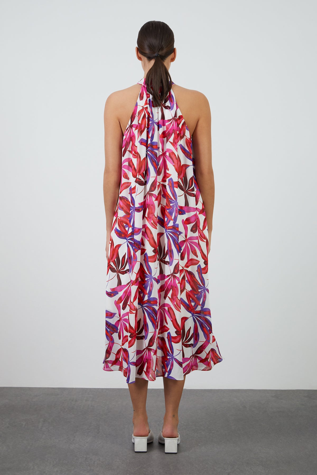 Boyundan Bağlamalı Desenli Midi Elbise