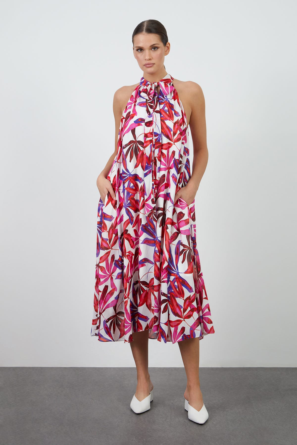 Boyundan Bağlamalı Desenli Midi Elbise