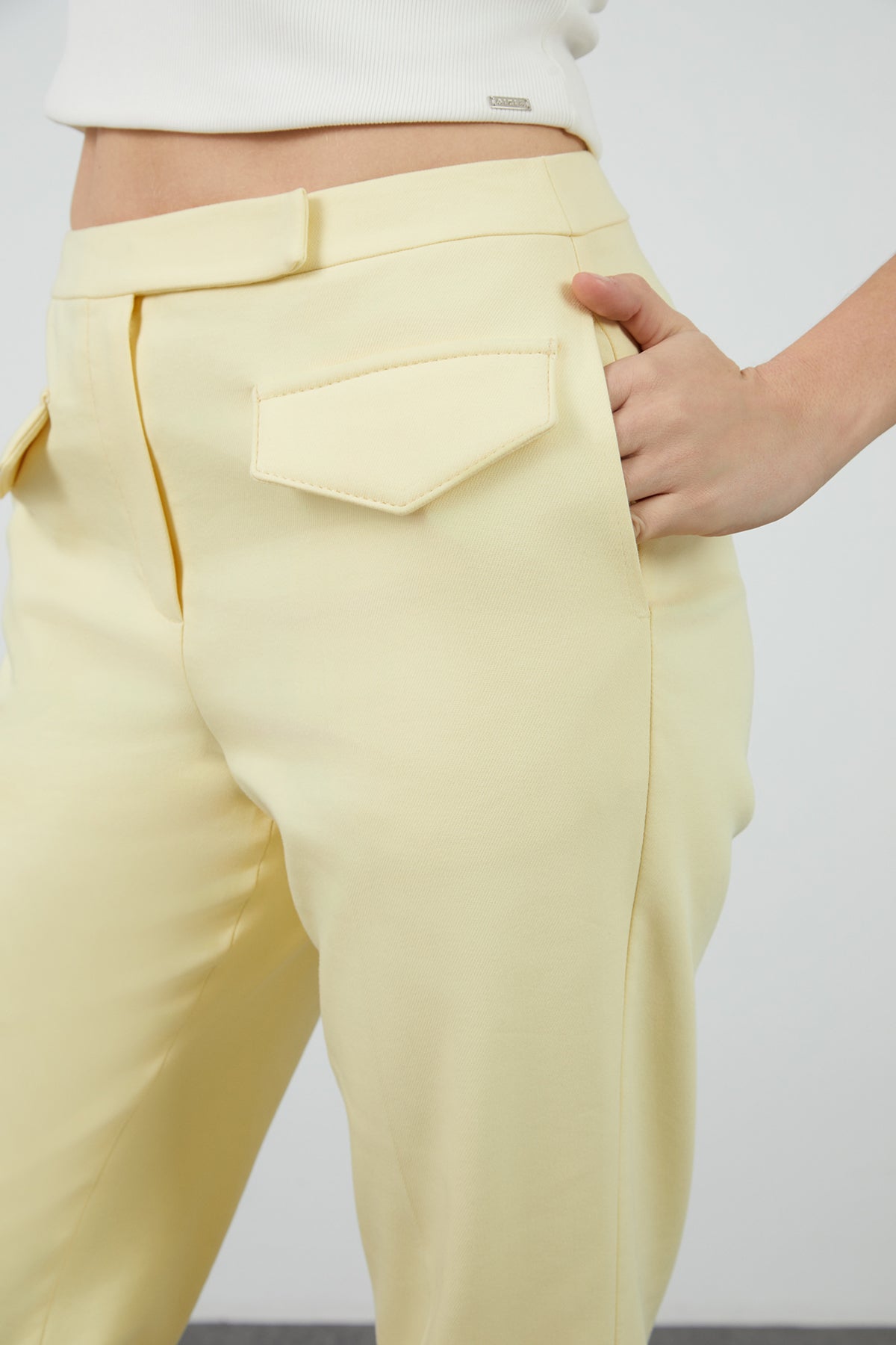 Cep Kapağı Detaylı Pantolon