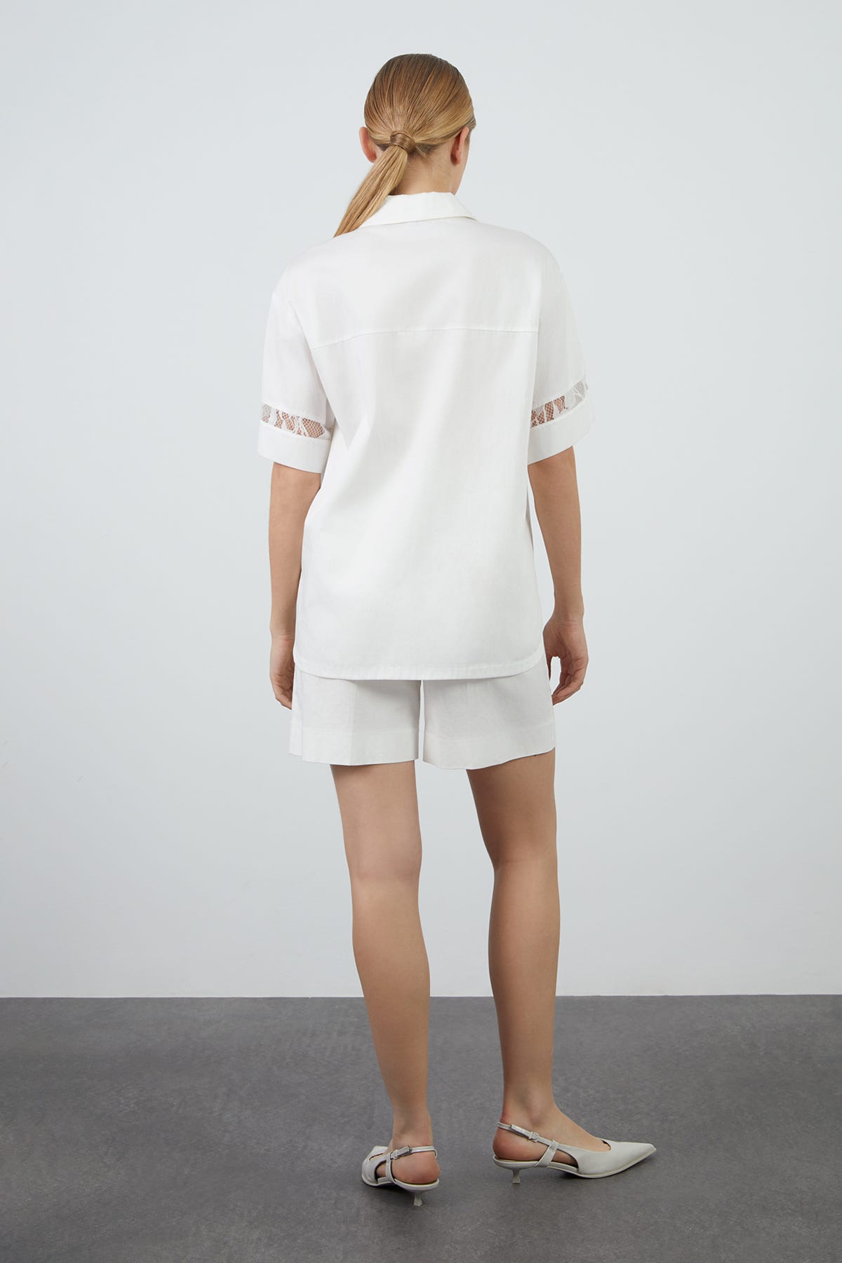 Dantel Detaylı Yakası Düğmeli Poplin Bluz