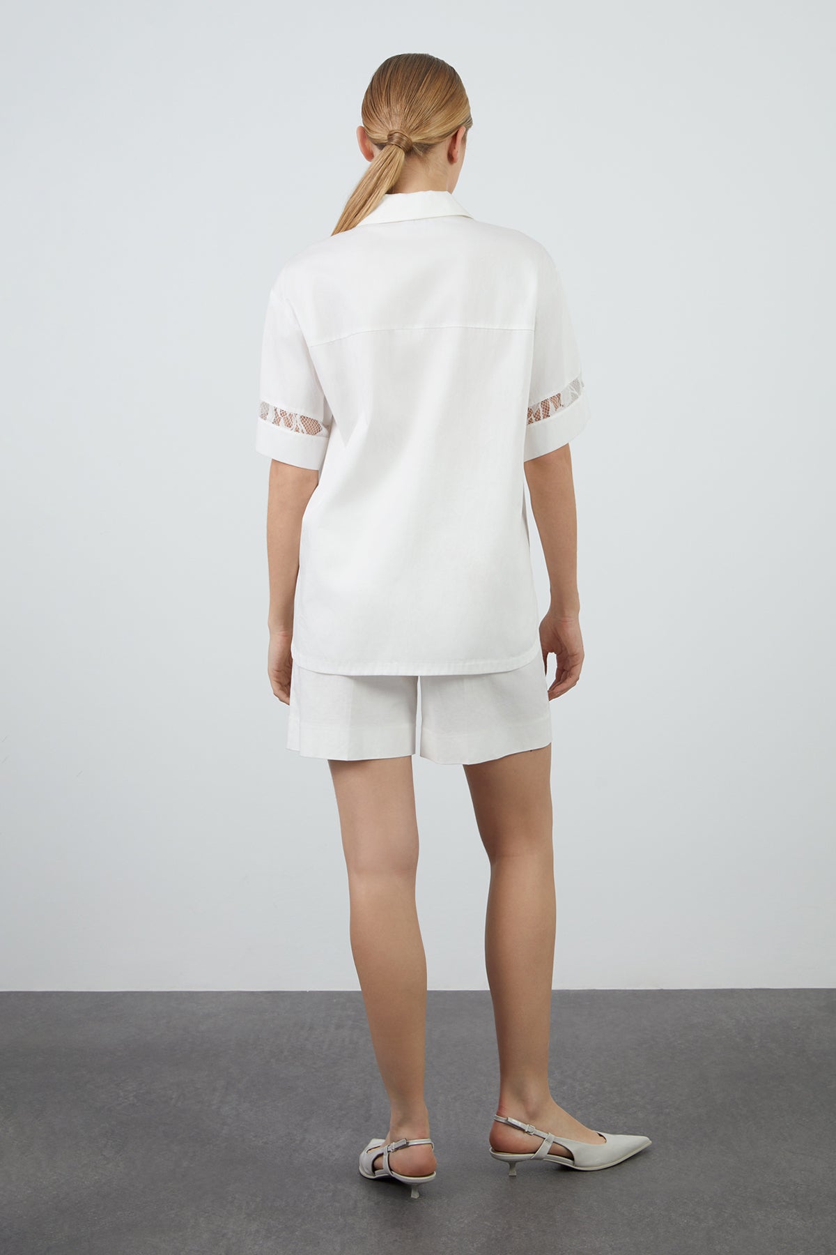 Dantel Detaylı Yakası Düğmeli Poplin Bluz