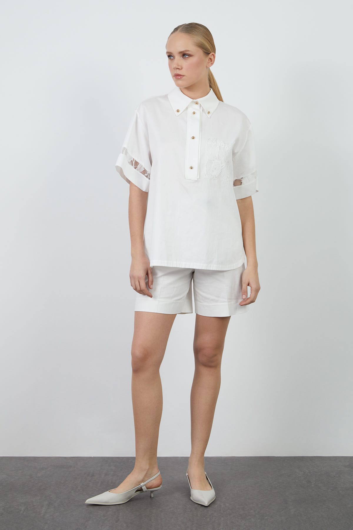 Dantel Detaylı Yakası Düğmeli Poplin Bluz