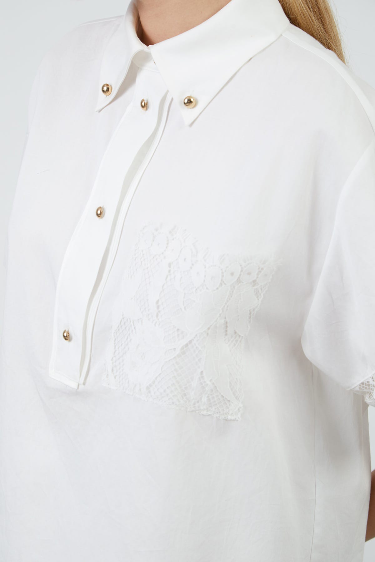 Dantel Detaylı Yakası Düğmeli Poplin Bluz