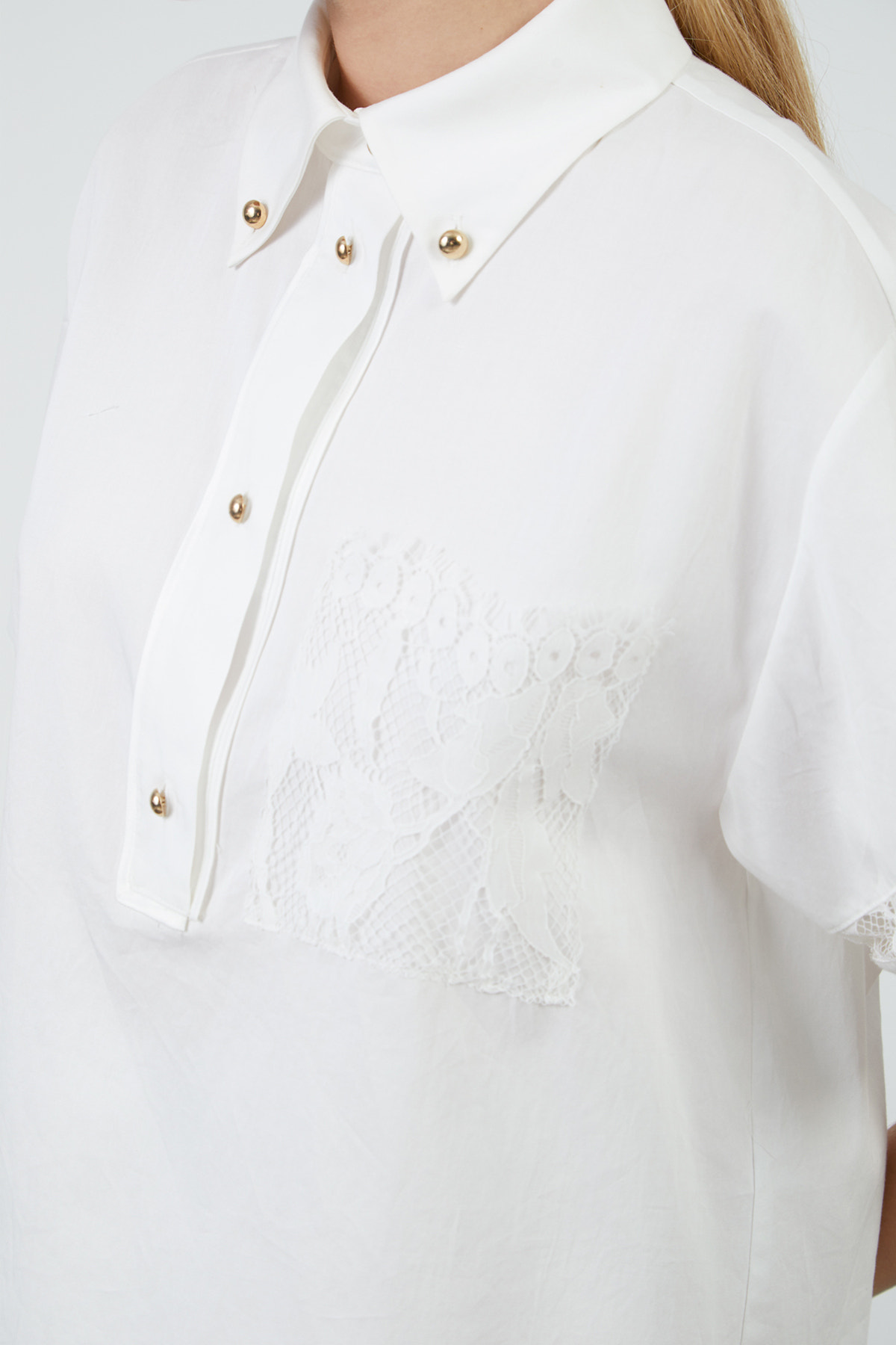 Dantel Detaylı Yakası Düğmeli Poplin Bluz