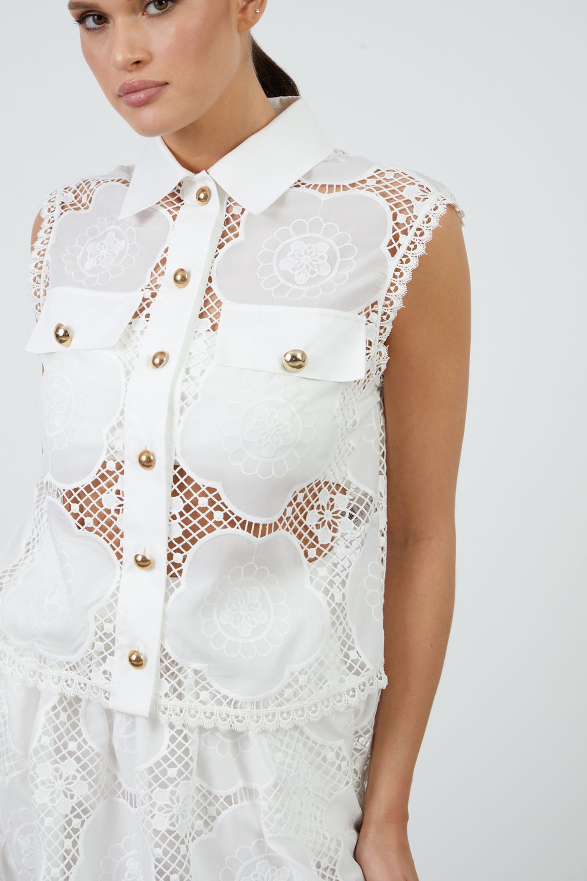 Düğme Detaylı Transparan Sıfır Kol Bluz