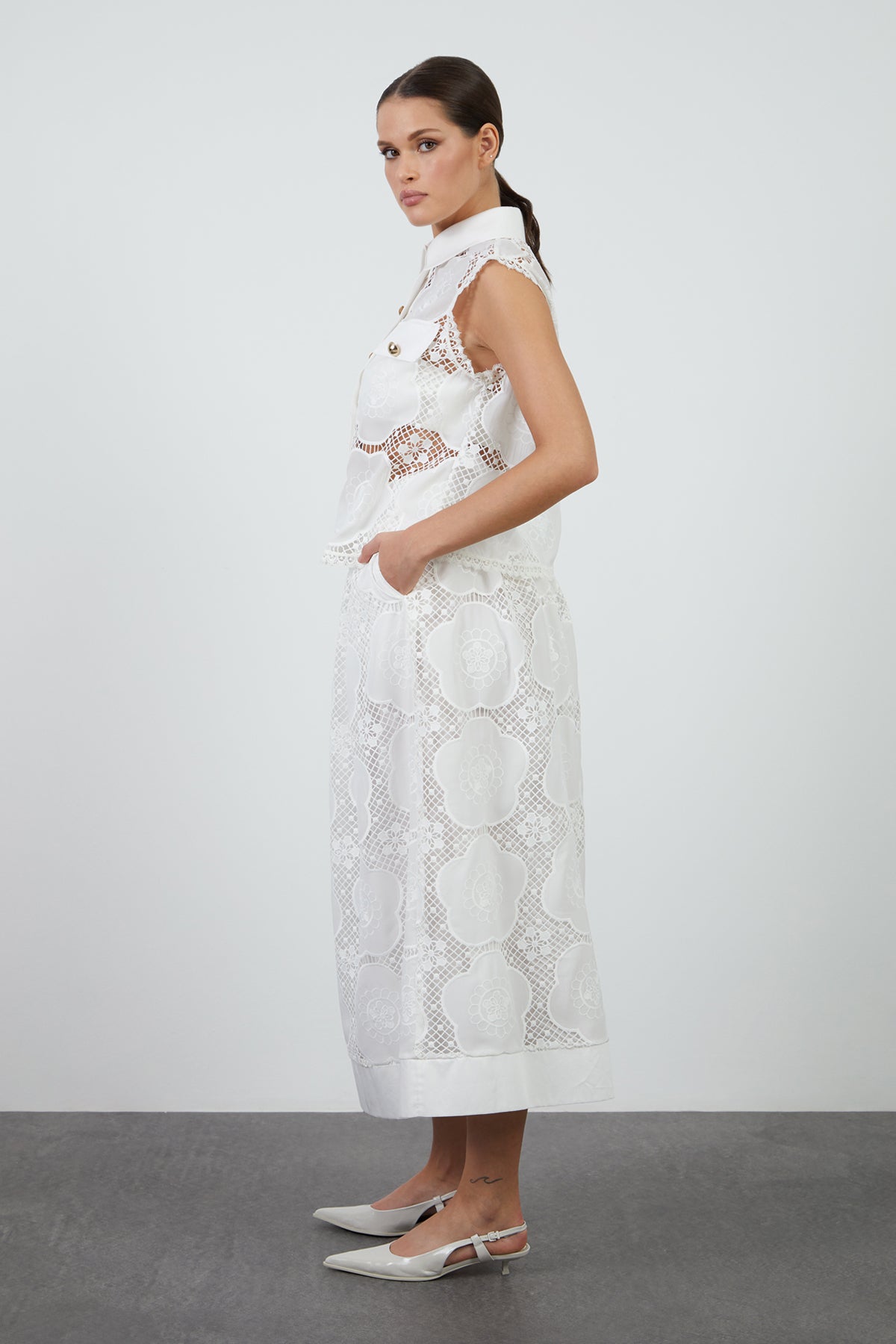 Düğme Detaylı Transparan Sıfır Kol Bluz