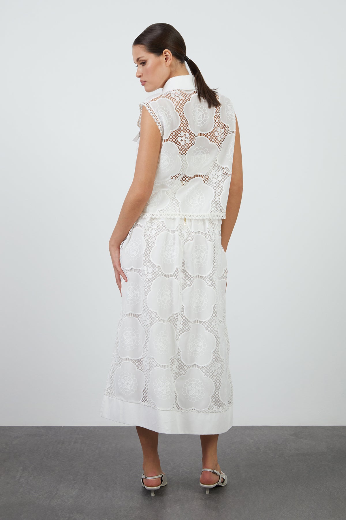 Düğme Detaylı Transparan Sıfır Kol Bluz