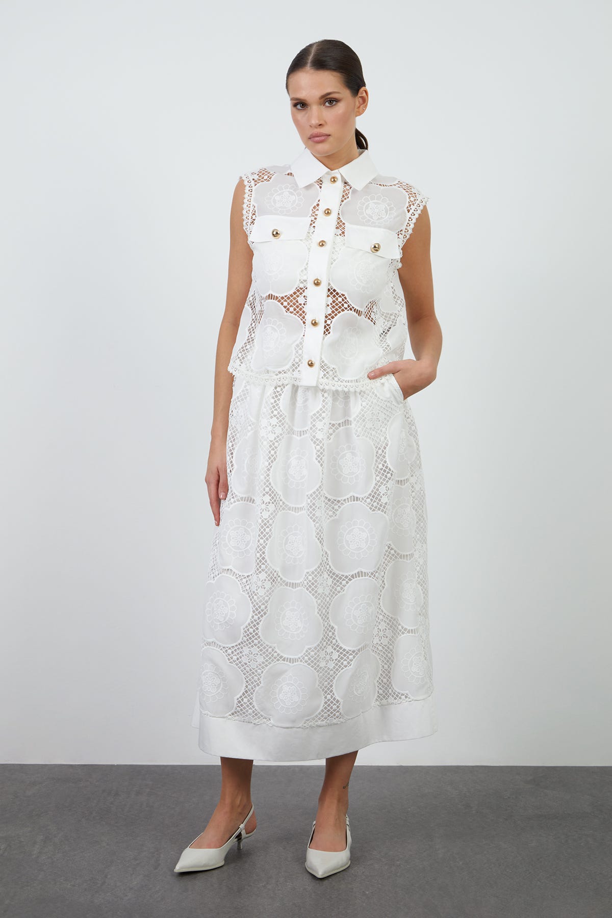 Düğme Detaylı Transparan Sıfır Kol Bluz