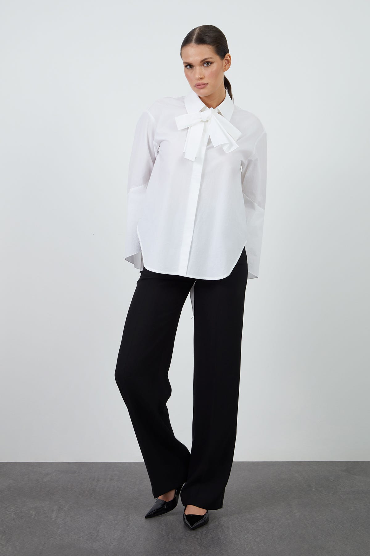 Boyundan Bağlamalı Volan Kollu Gömlek