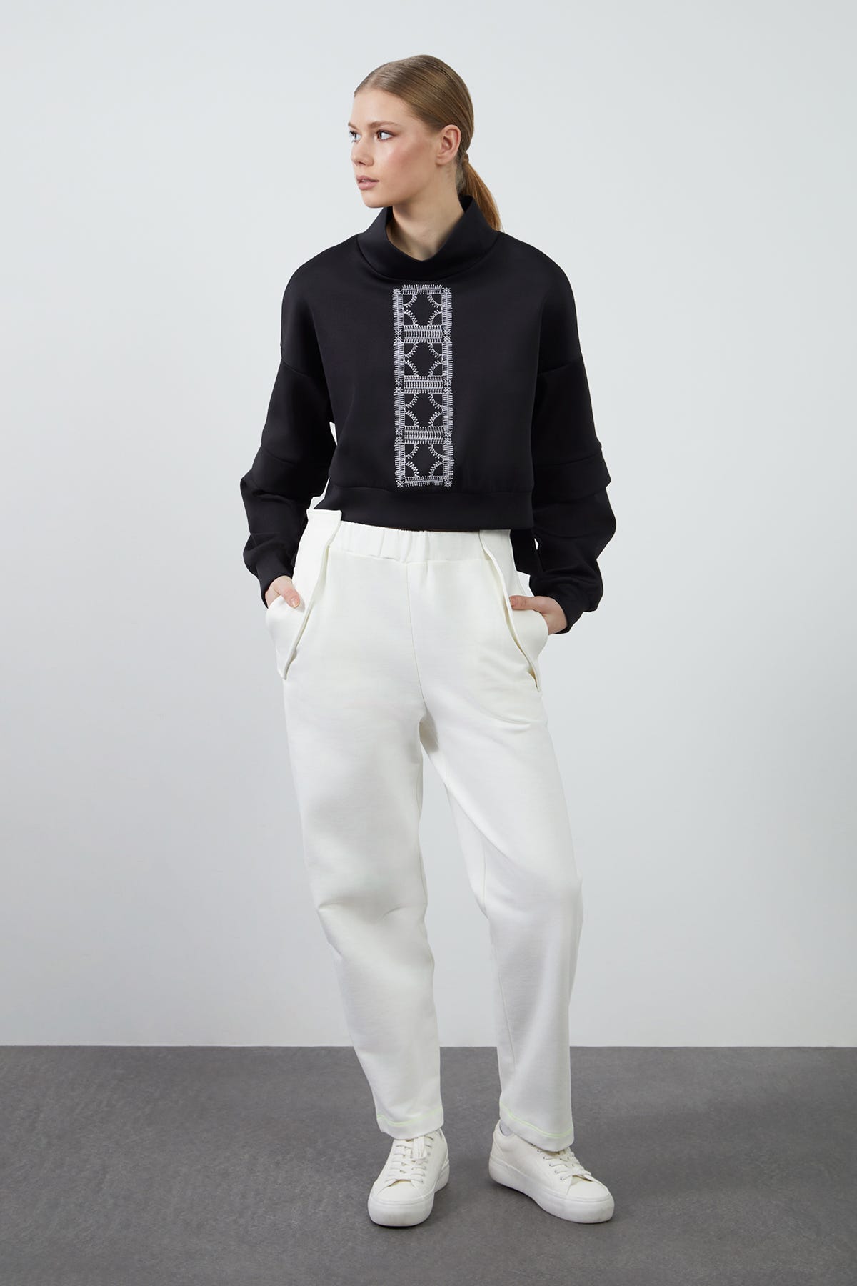 Bedene Nakış Detaylı Dik Yaka Sweatshirt