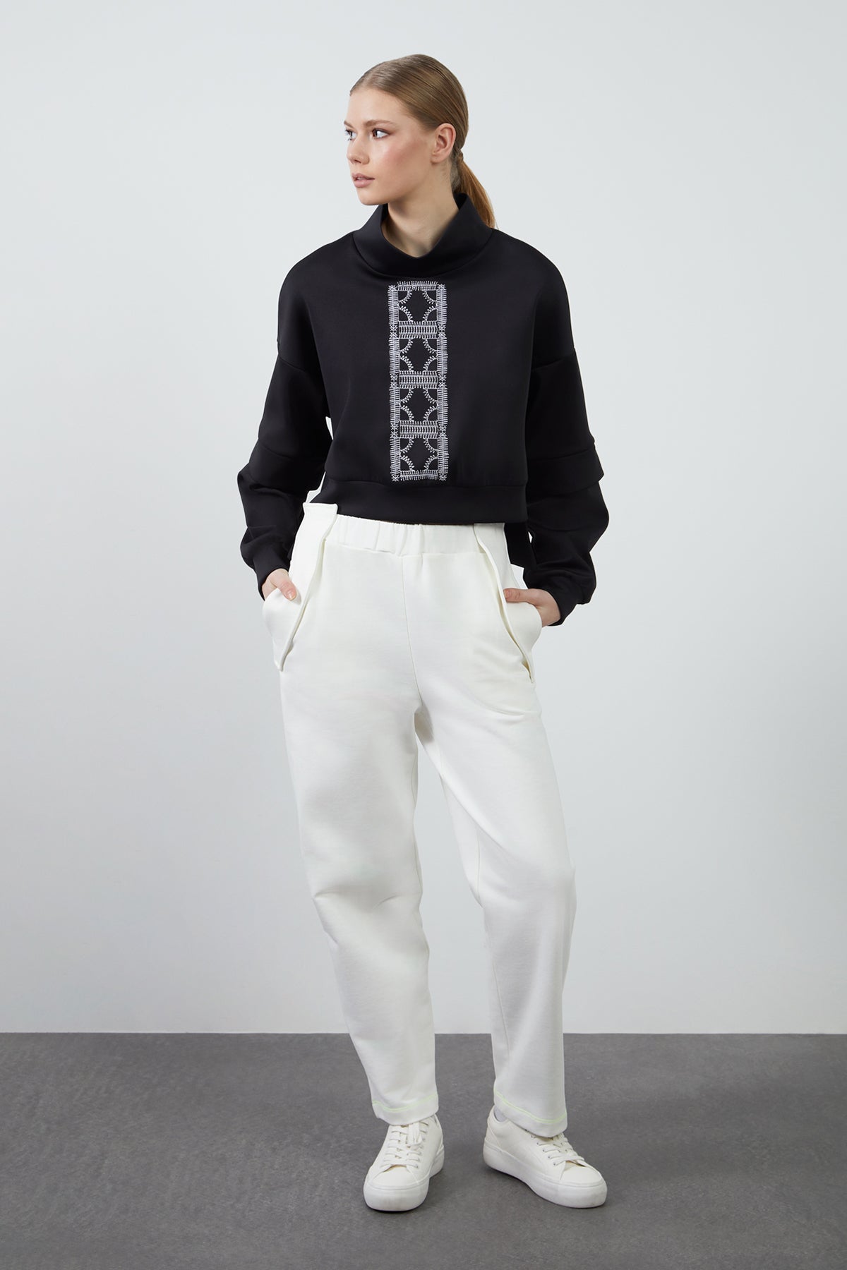 Bedene Nakış Detaylı Dik Yaka Sweatshirt