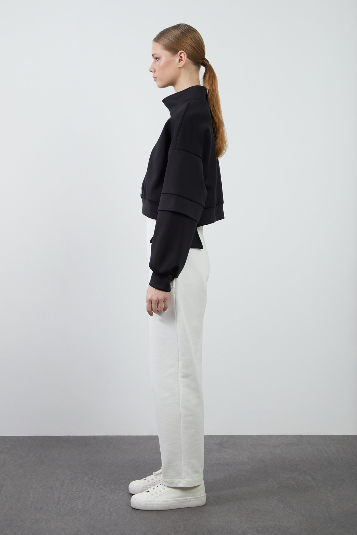 Bedene Nakış Detaylı Dik Yaka Sweatshirt