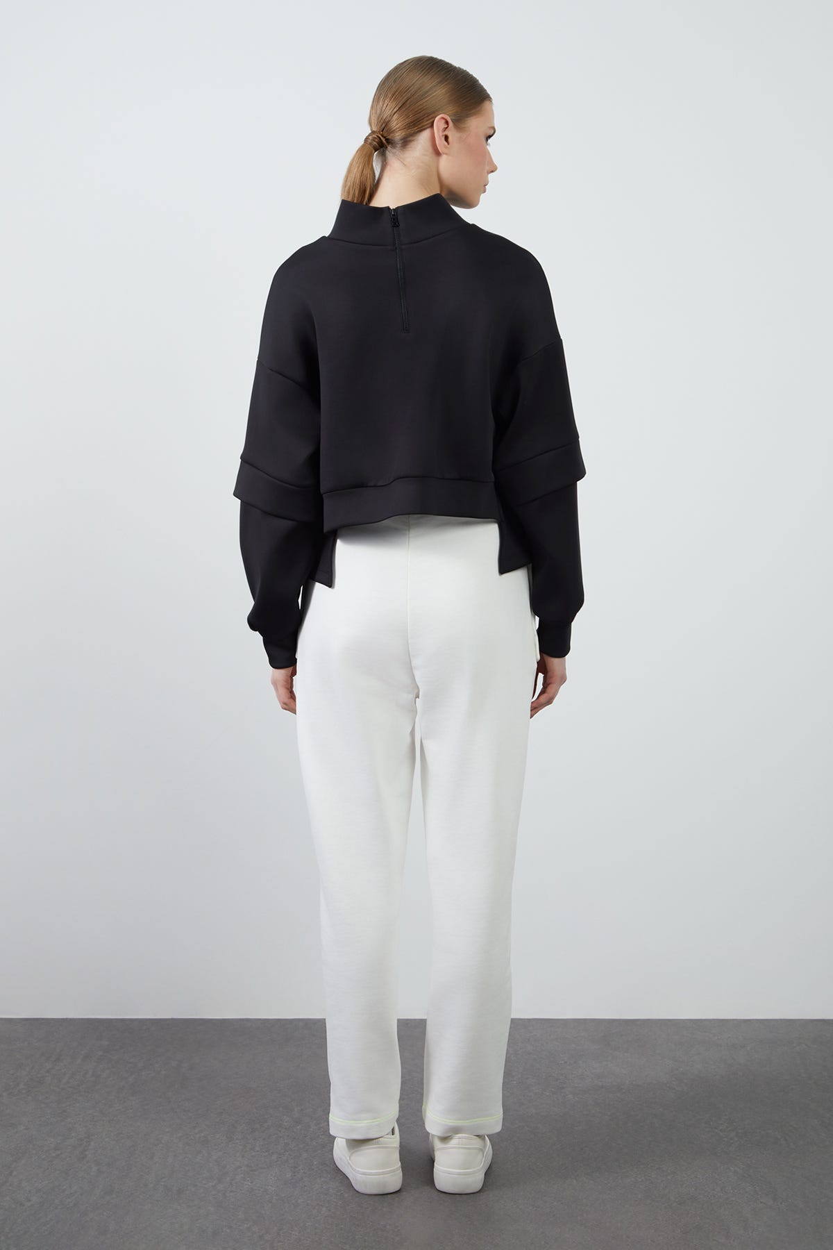 Bedene Nakış Detaylı Dik Yaka Sweatshirt