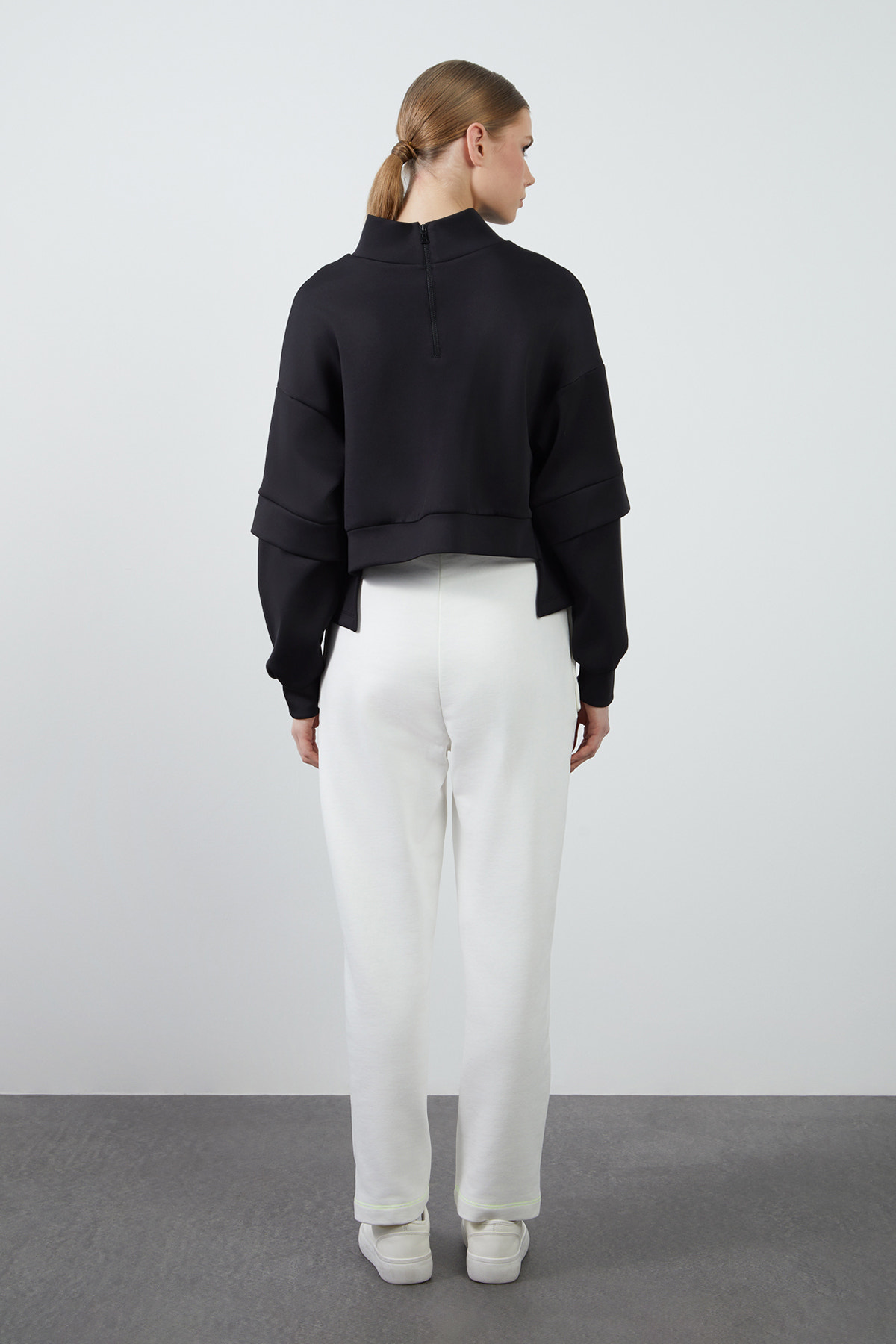 Bedene Nakış Detaylı Dik Yaka Sweatshirt