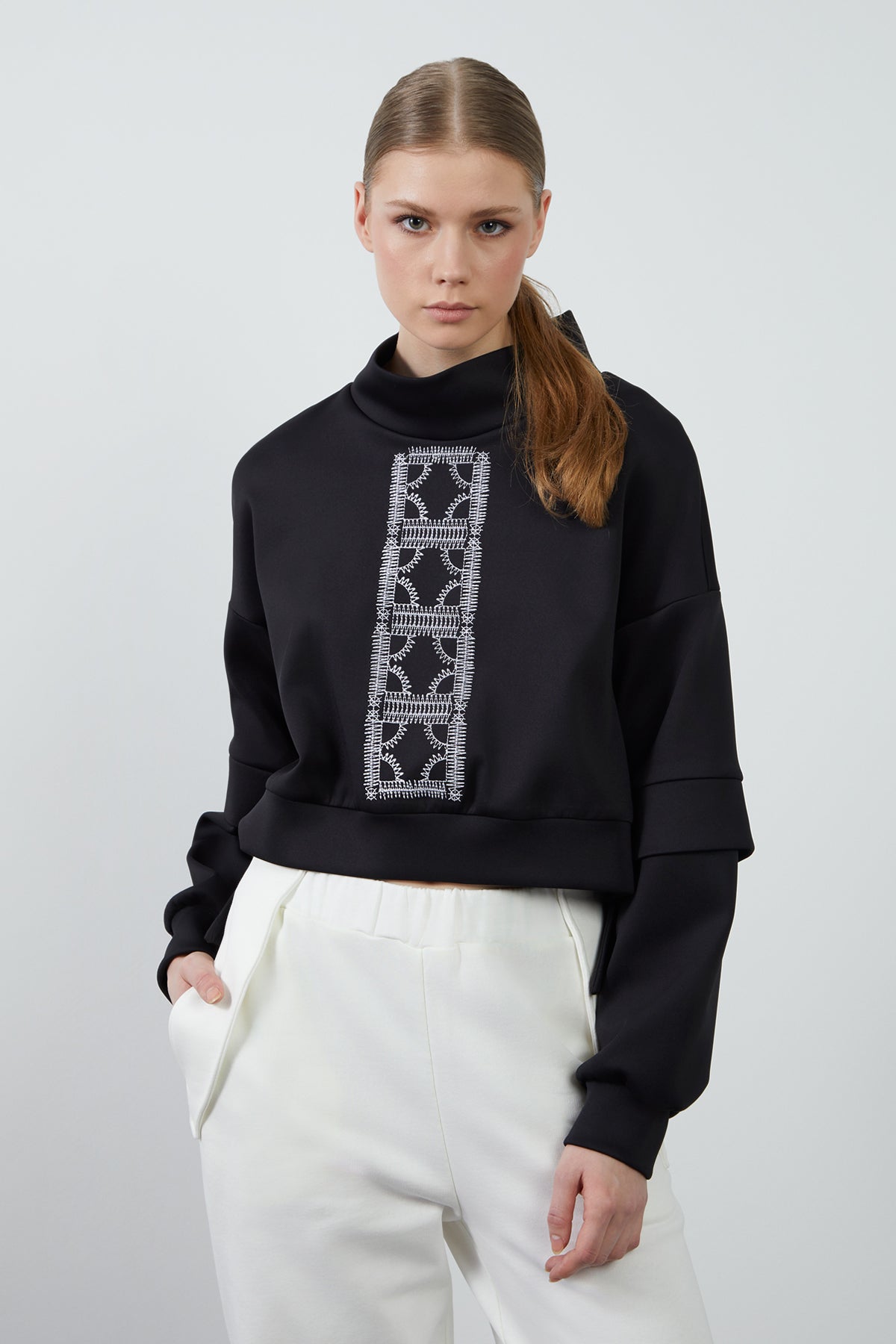 Bedene Nakış Detaylı Dik Yaka Sweatshirt