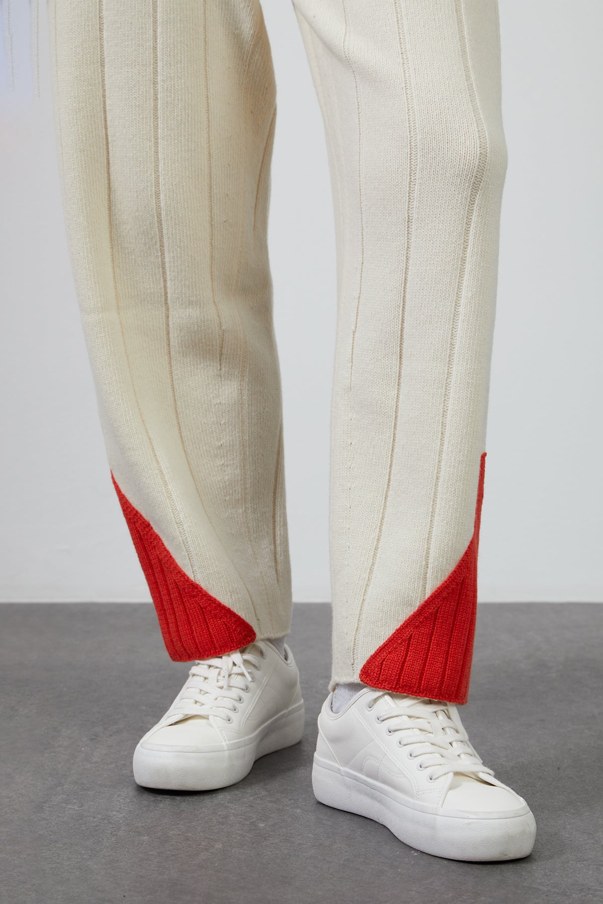 Renkli Dantel Ve Paça Detaylı Triko Pantolon