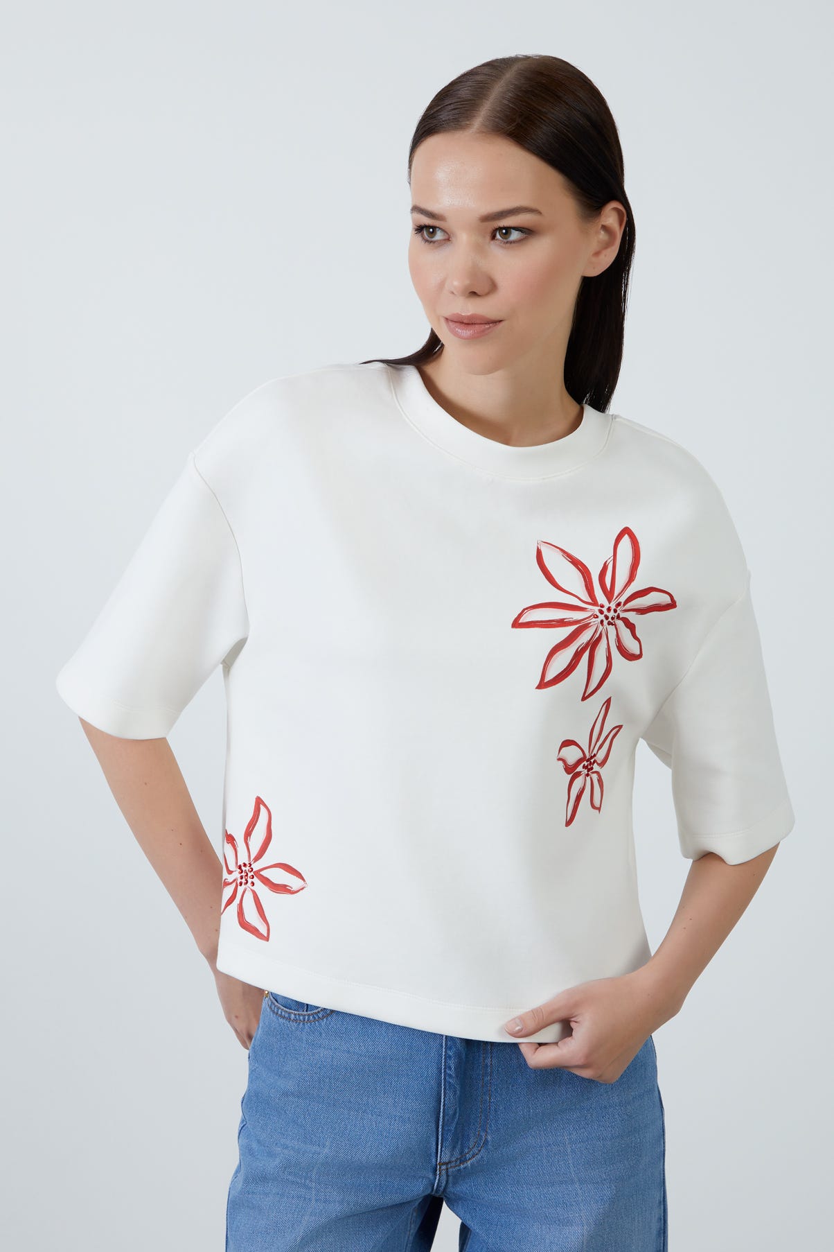 Çiçek Baskılı Yapıştırmalı Örme T-shirt