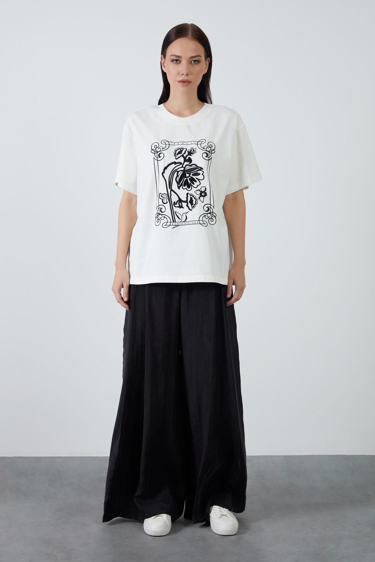 Nakış Detaylı Süslemeli T-shirt