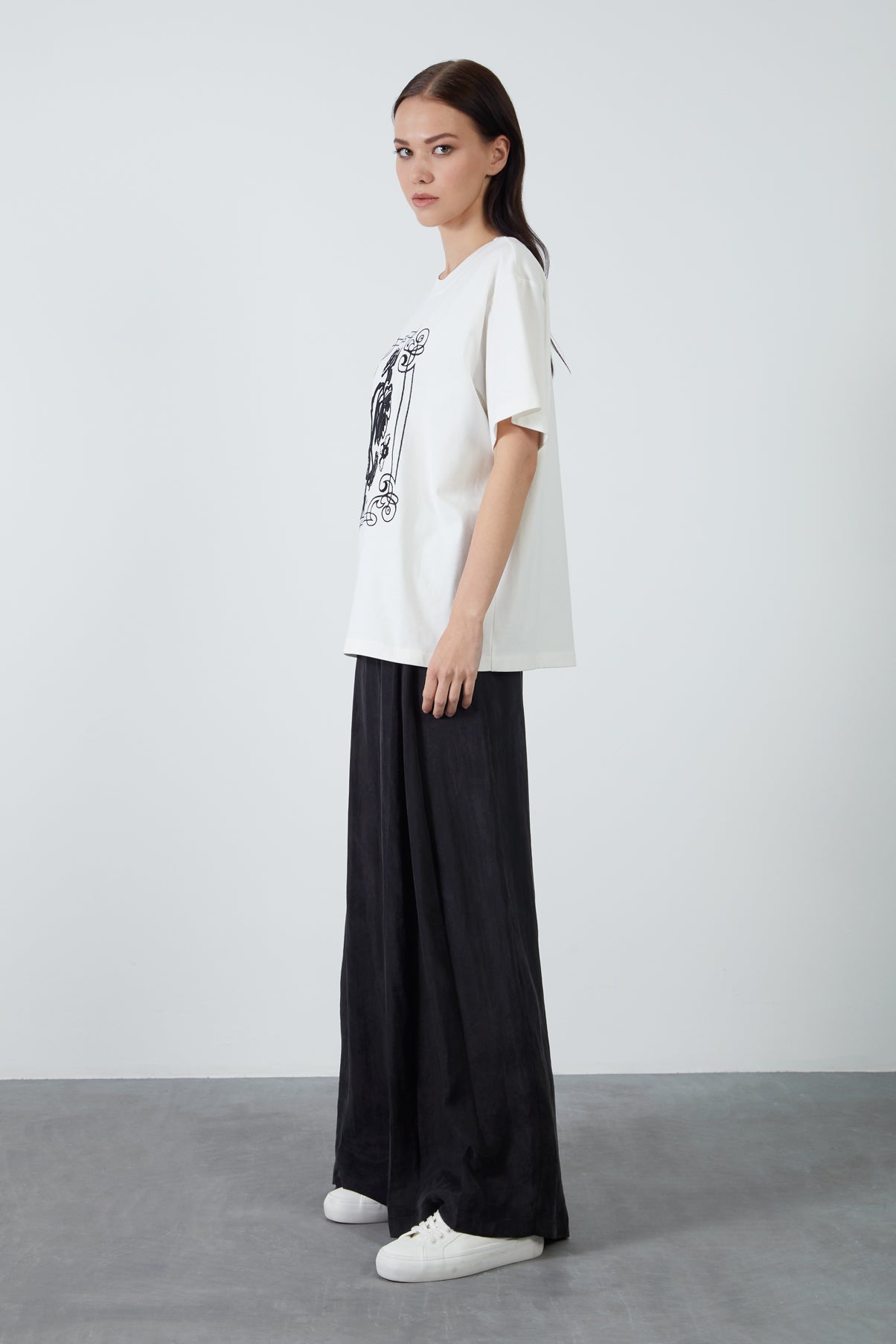 Nakış Detaylı Süslemeli T-shirt