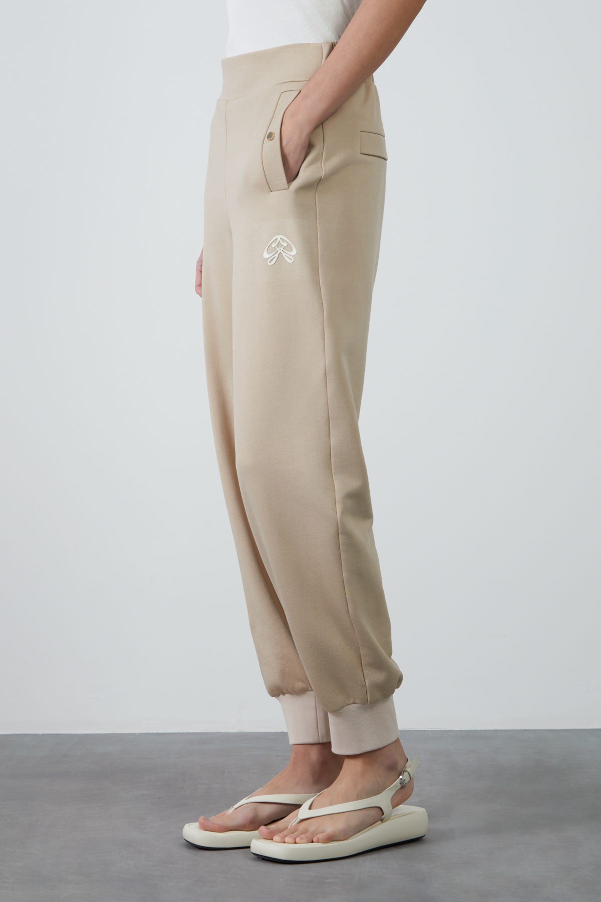 Nakış Detaylı Paçası Bantlı Eşofman Altı