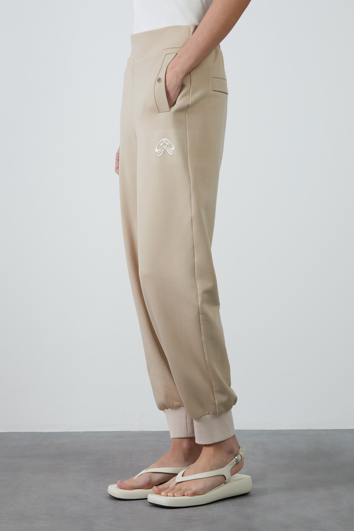 Nakış Detaylı Paçası Bantlı Eşofman Altı