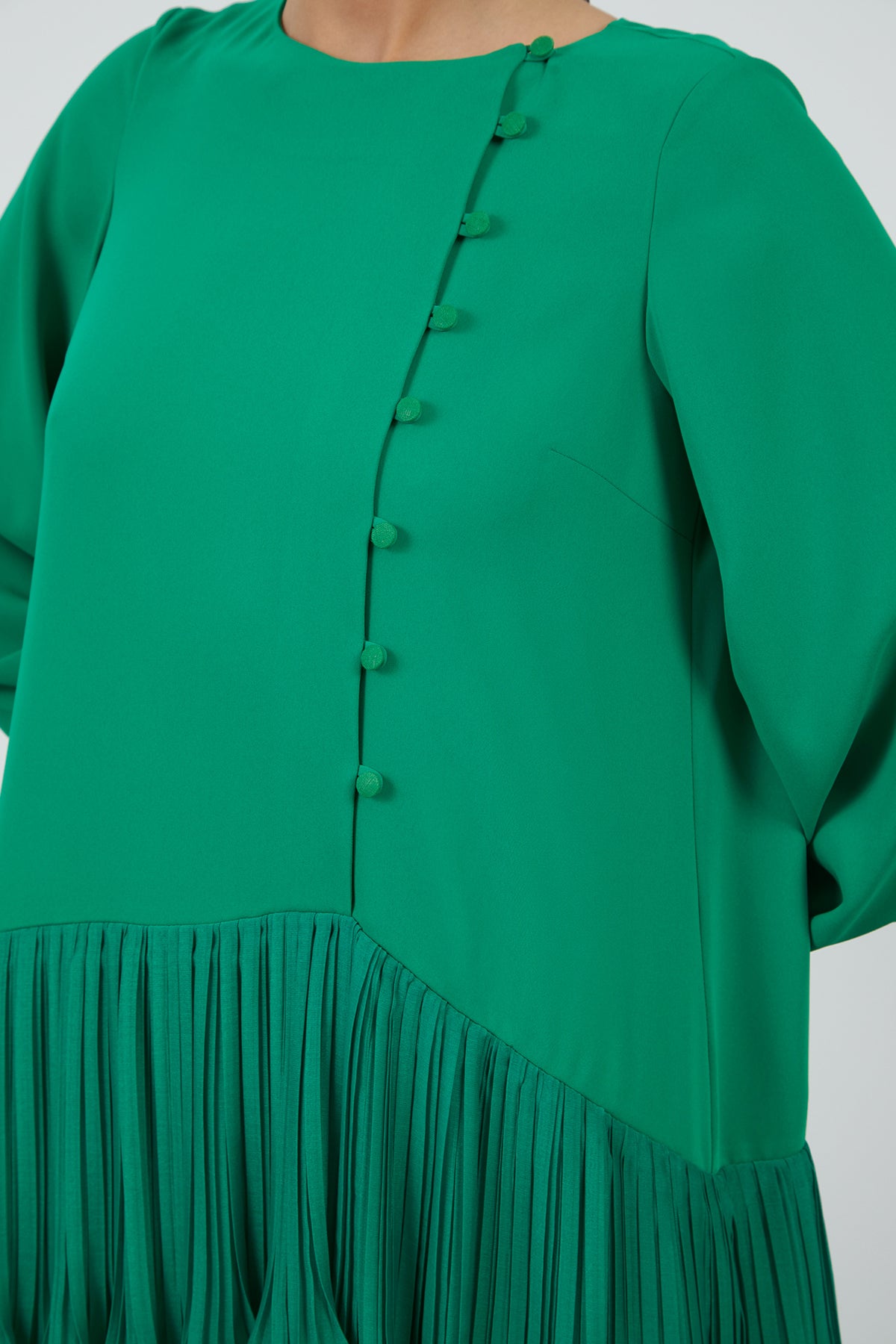 Düğme Detaylı Etekucu Piliseli Uzun Elbise