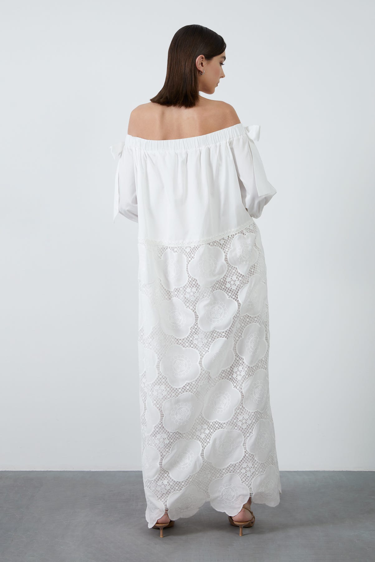 Madonna Yaka Etekucu Dantelli Uzun Elbise