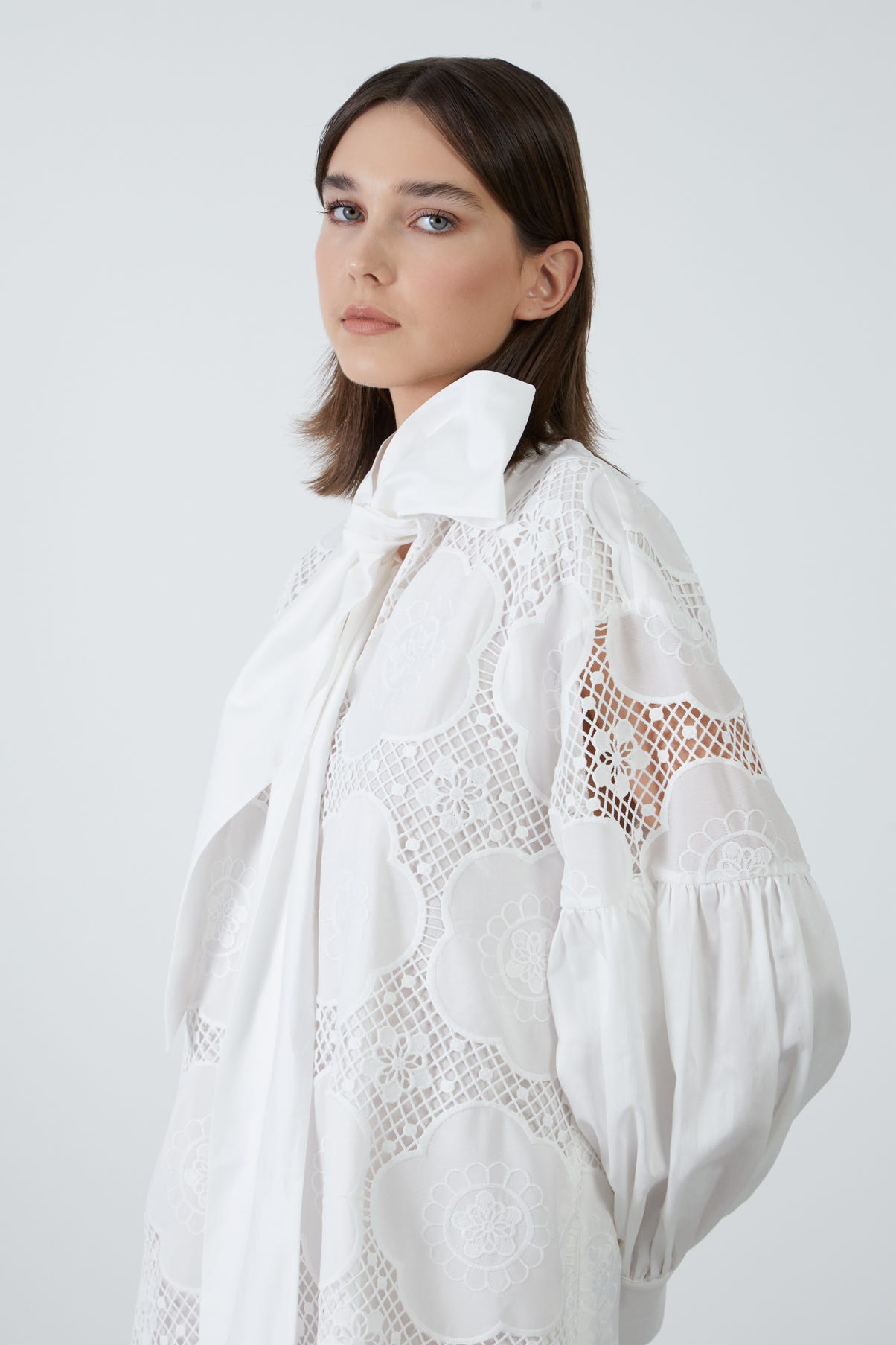 Yakası Bağlanabilir Dantelli Mini Elbise