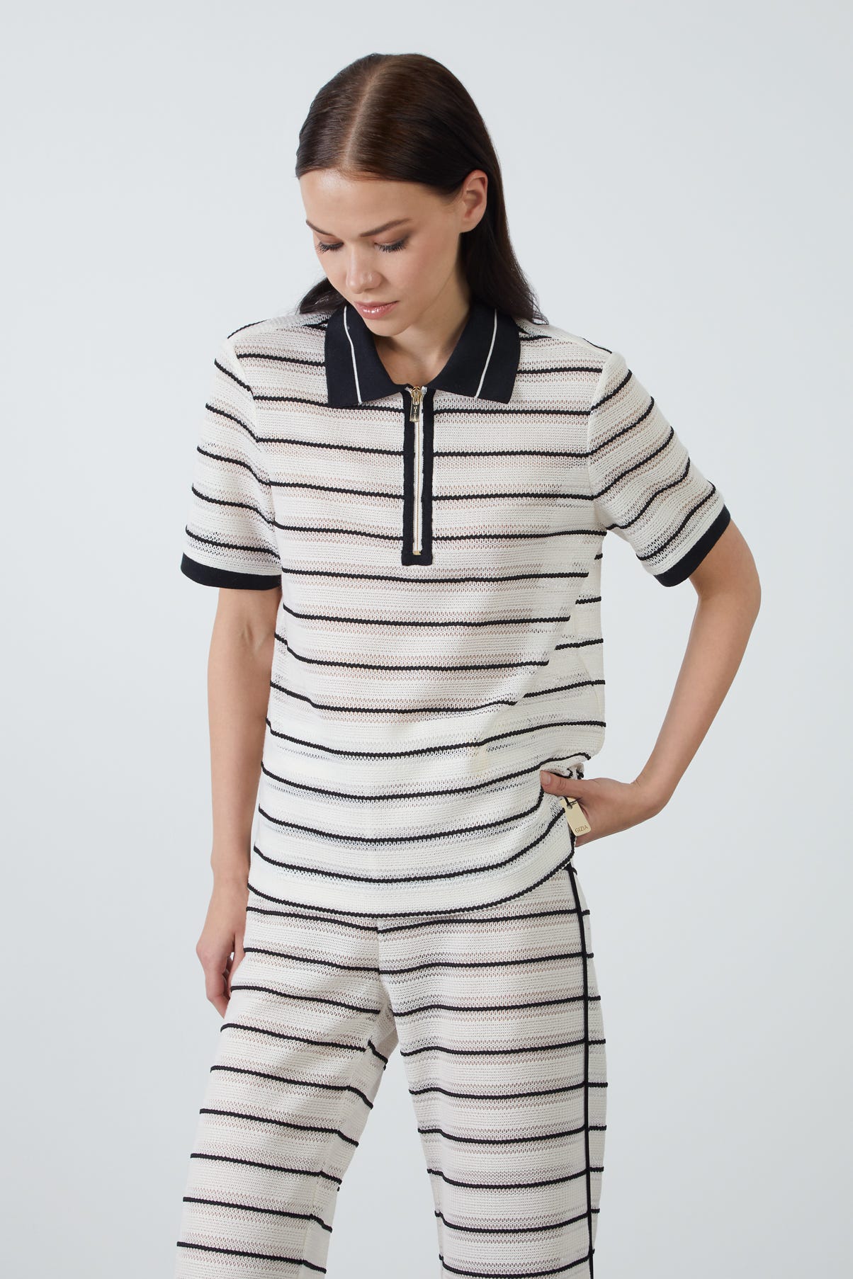 Triko Detaylı Önü Fermuarlı T-Shirt