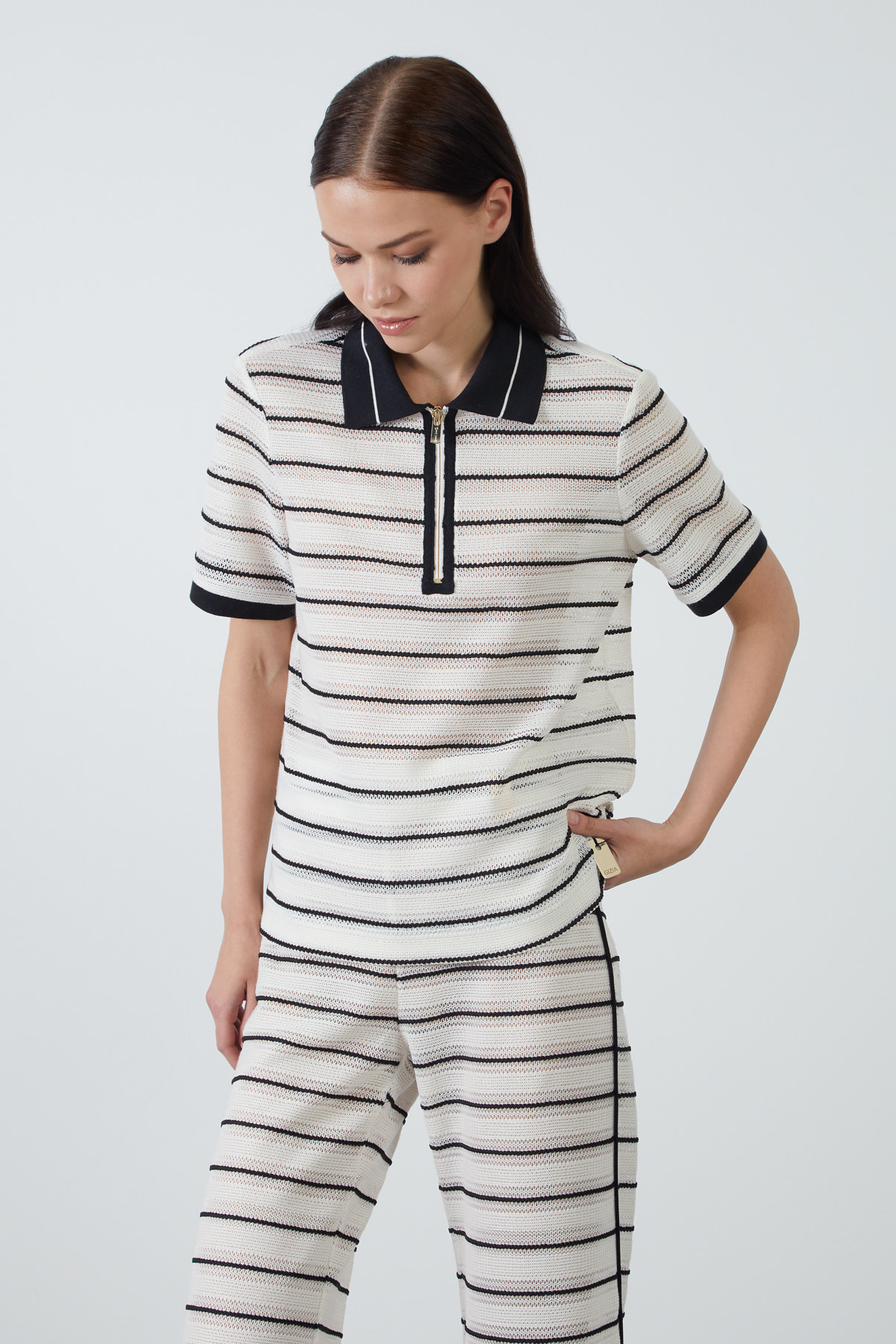 Triko Detaylı Önü Fermuarlı T-Shirt