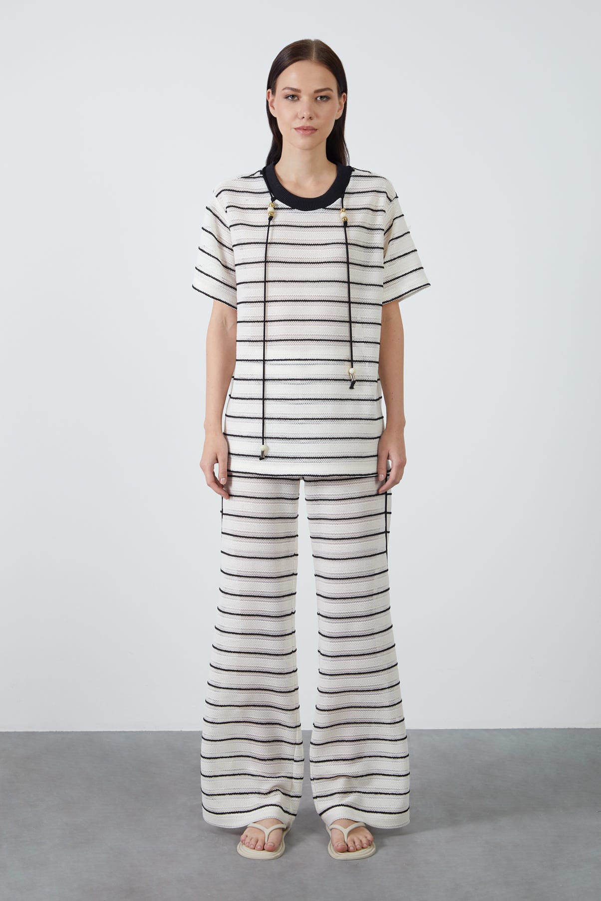 Boyundan Bağcık Aksesuarlı T-Shirt