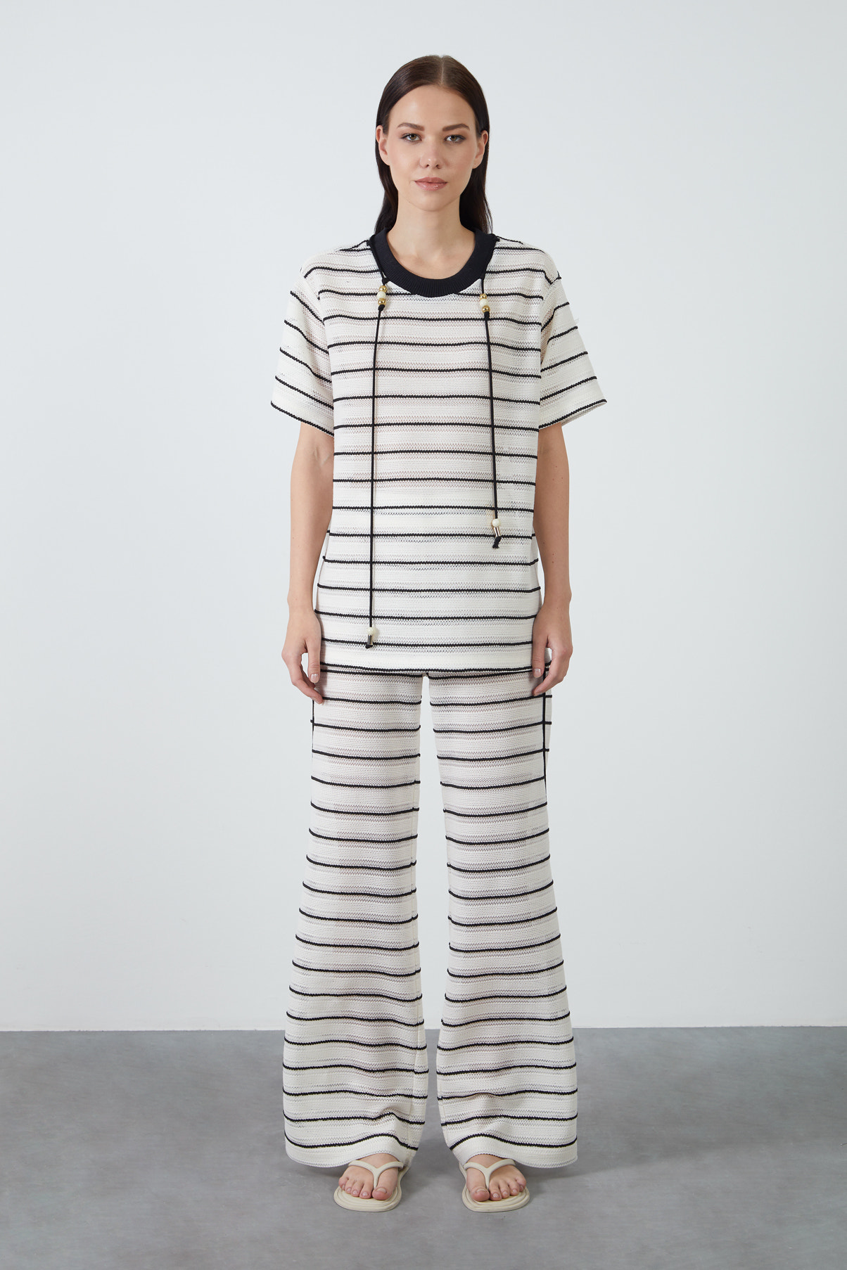 Boyundan Bağcık Aksesuarlı T-Shirt