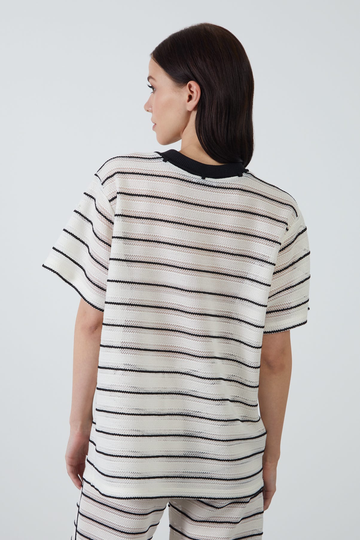 Boyundan Bağcık Aksesuarlı T-Shirt