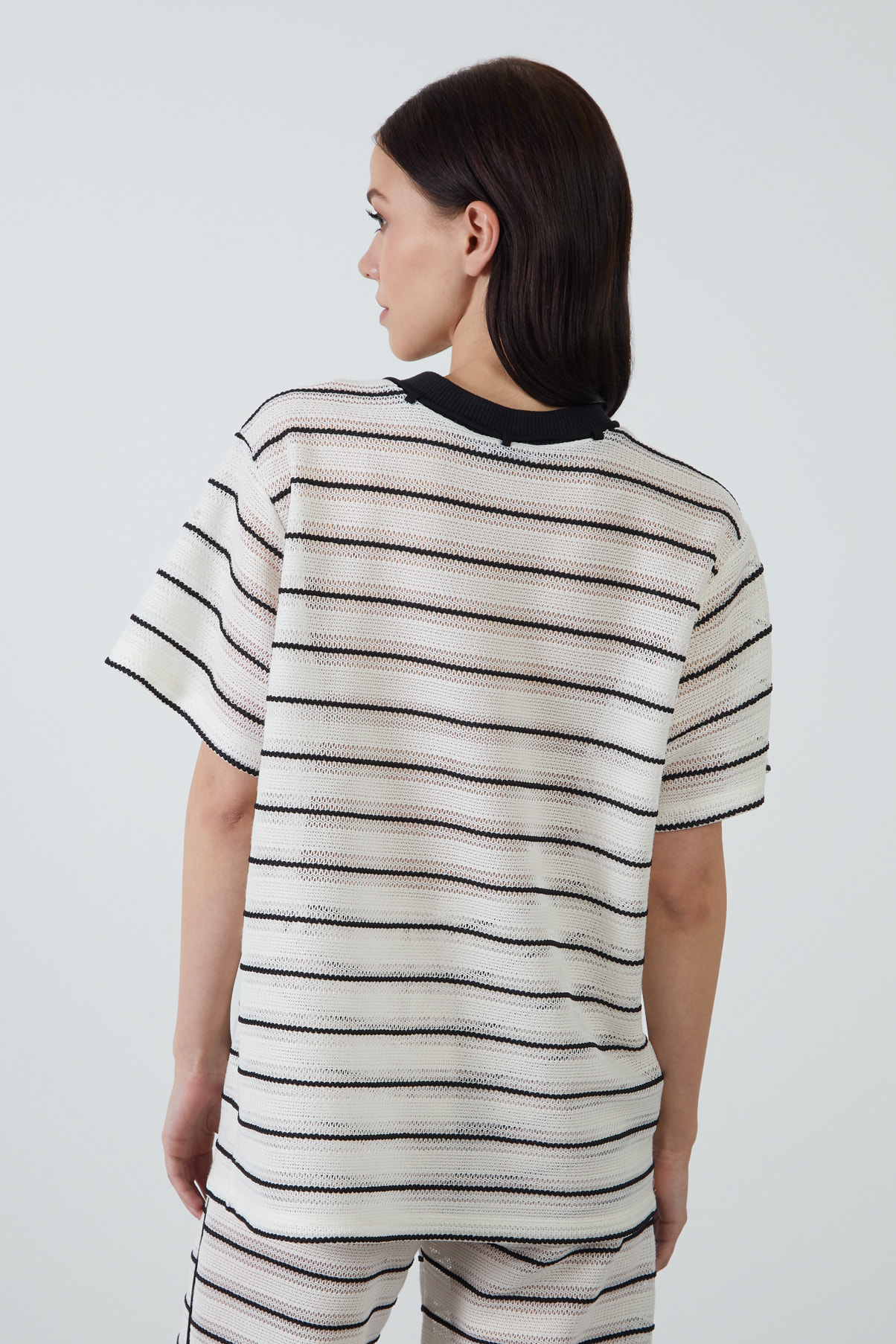 Boyundan Bağcık Aksesuarlı T-Shirt