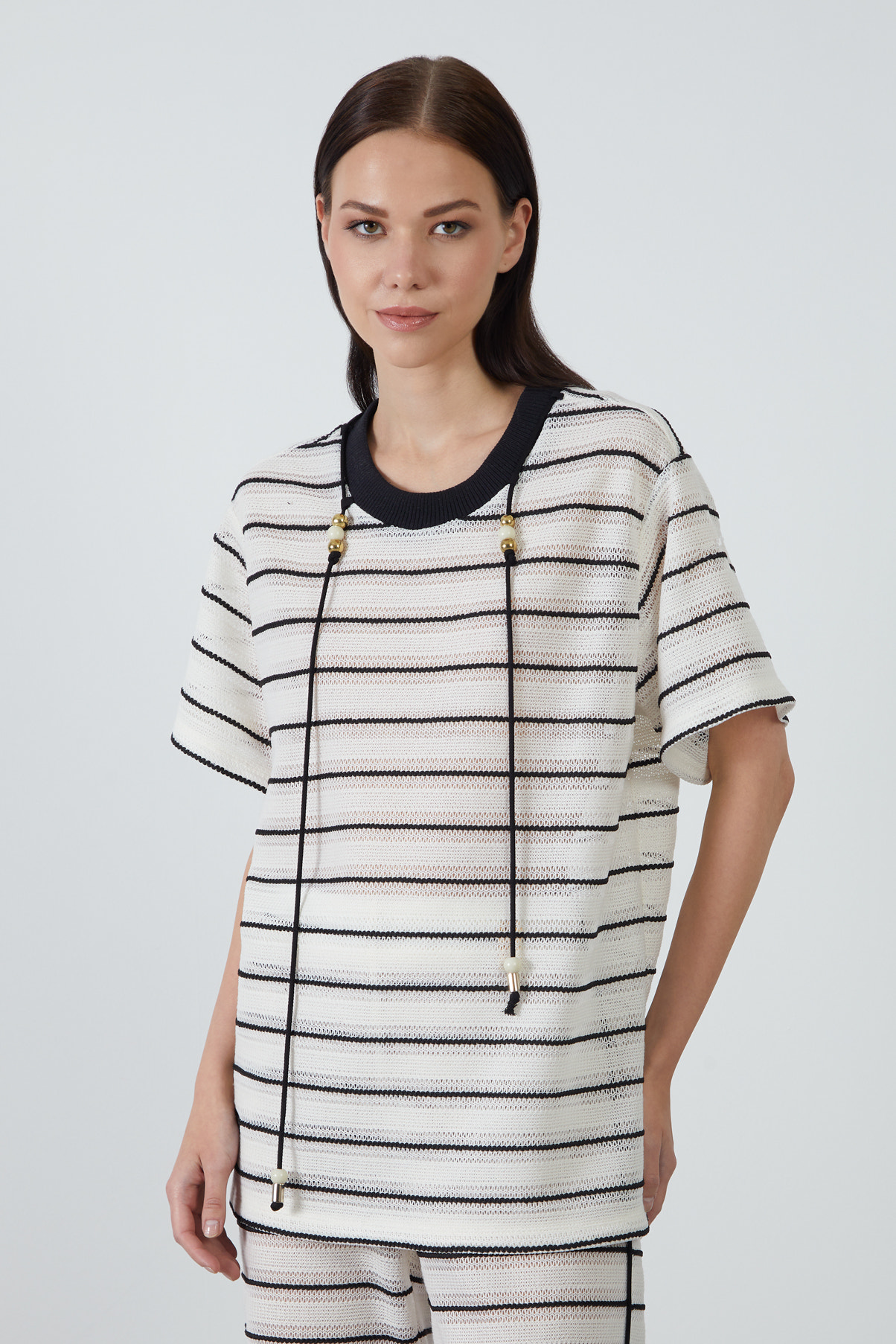 Boyundan Bağcık Aksesuarlı T-Shirt