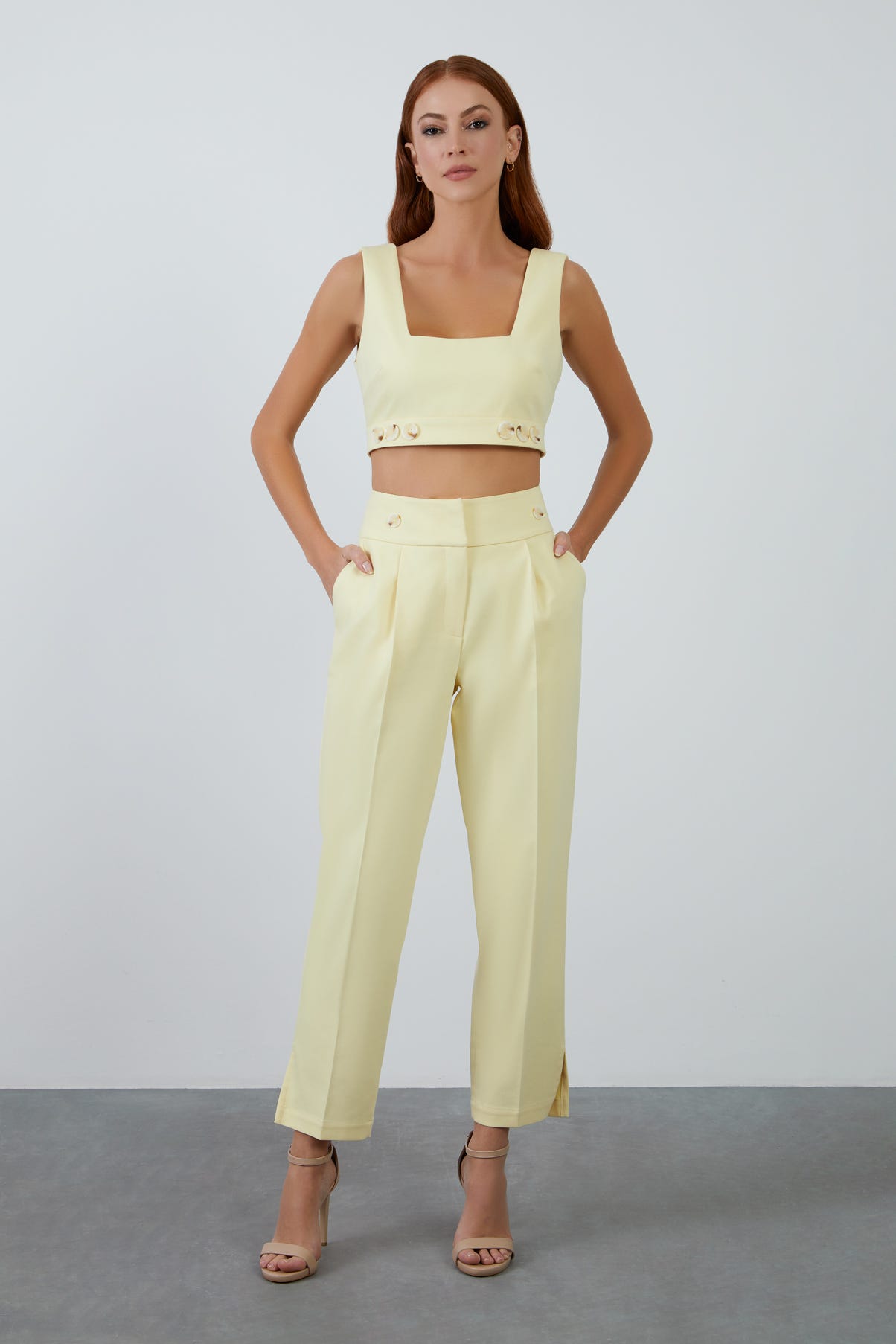 İşlemeli Paçası Yırtmaçlı Pantolon