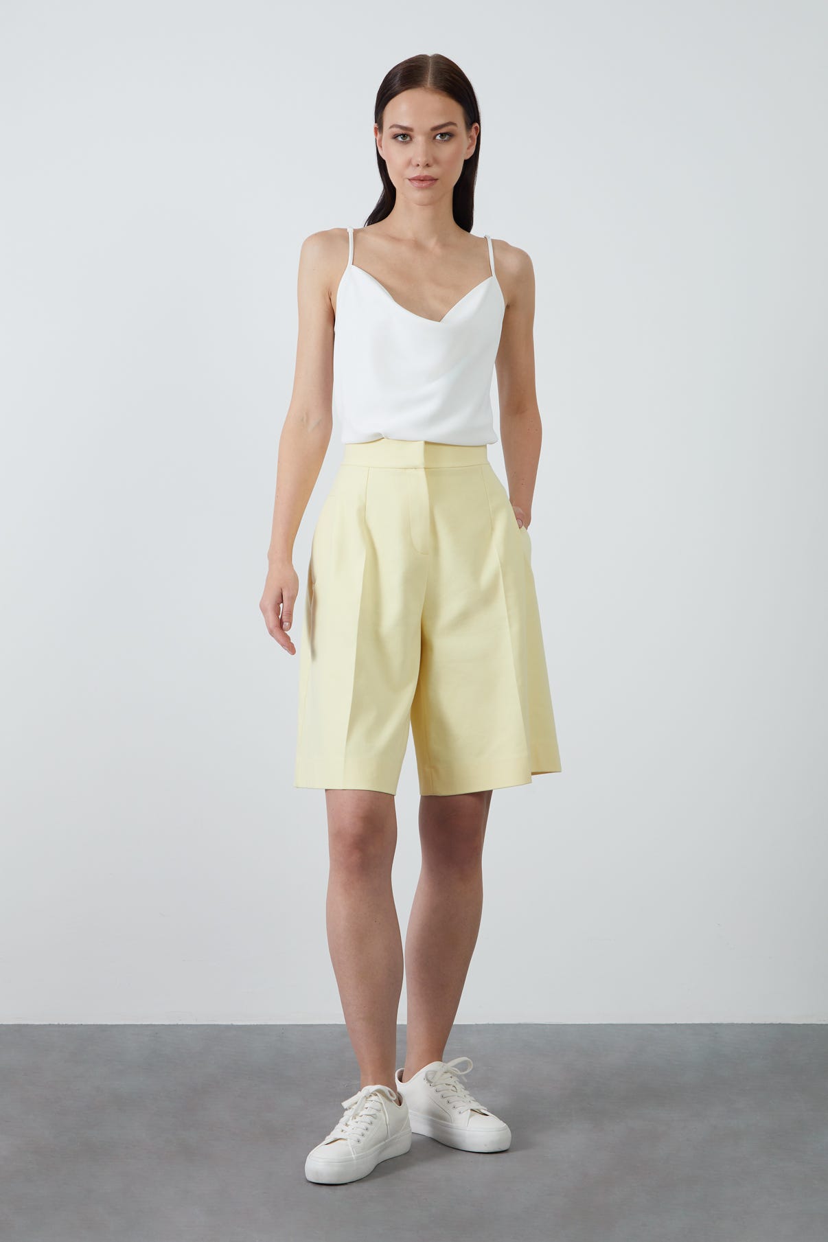 Cep Detaylı Bol Paça Şort