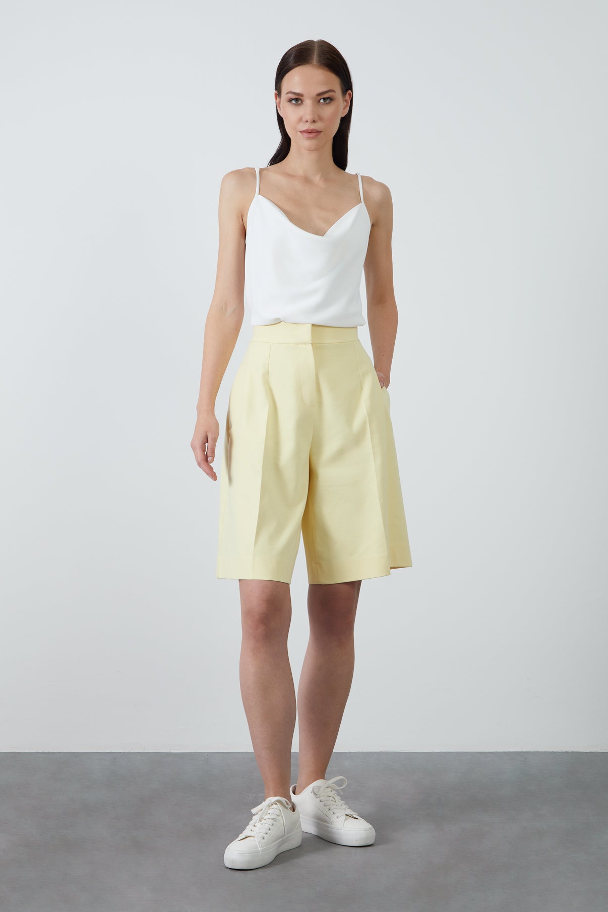 Cep Detaylı Bol Paça Şort